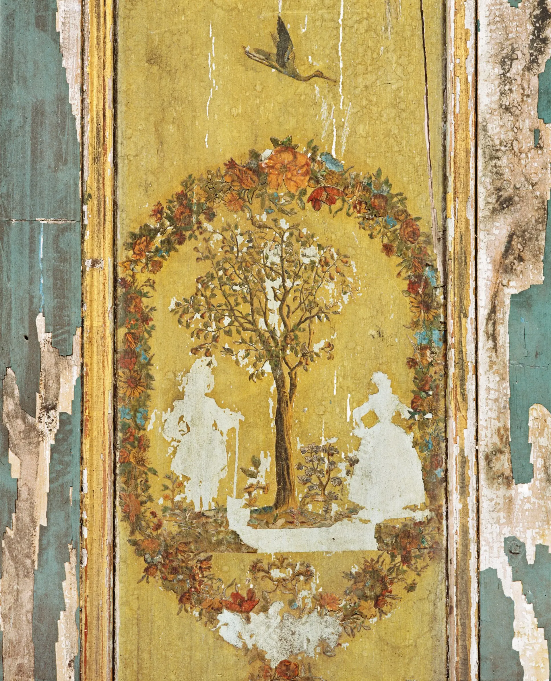 Porträt ReferentinIn einer ovalen Blumenranke ist ein Baum abgebildet. Rechts und links neben dem Baum sind hellerscheinende Fehlstellen, die die Form von barocken Figuren zeigen, deren Darstellungen heute verloren sind. 