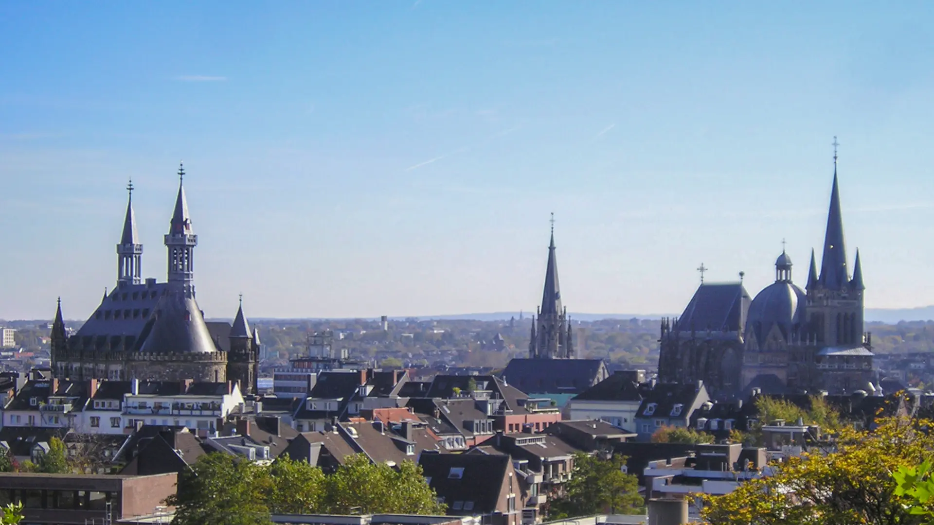 Blick über die Aachener Innenstadt nach Südosten mit Dom, St. Foillan und Rathaus