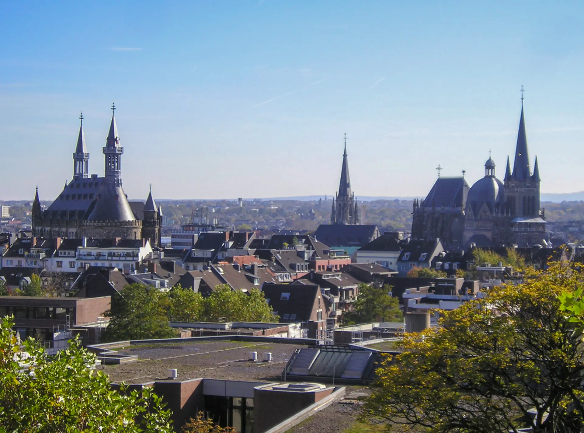 Blick über die Aachener Innenstadt nach Südosten mit Dom, St. Foillan und Rathaus
