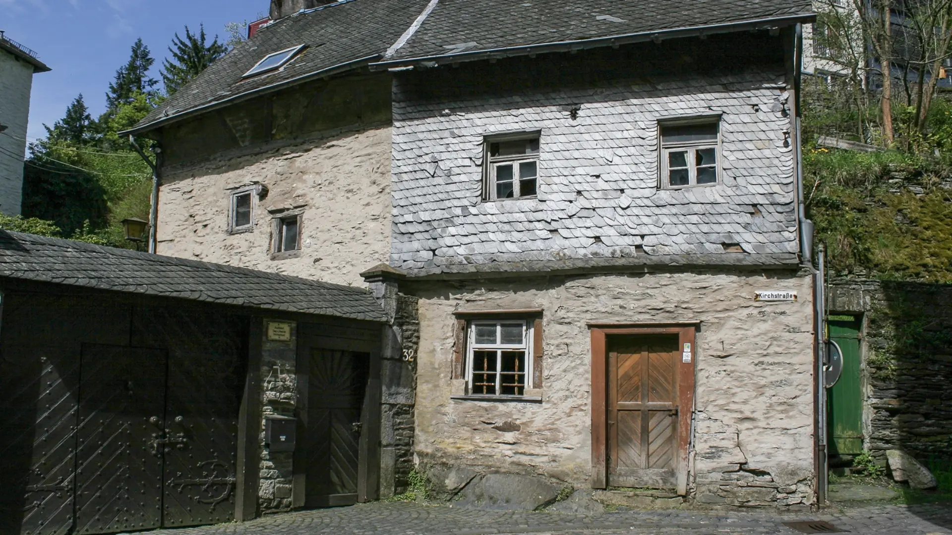 Hausfassade mit Schindel-Verkleidung im Obergeschoss