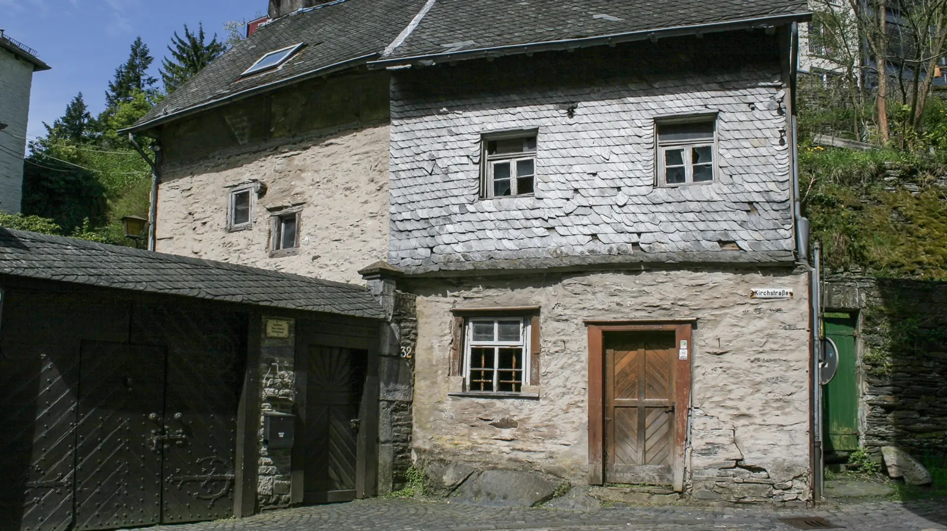 Hausfassade mit Schindel-Verkleidung im Obergeschoss