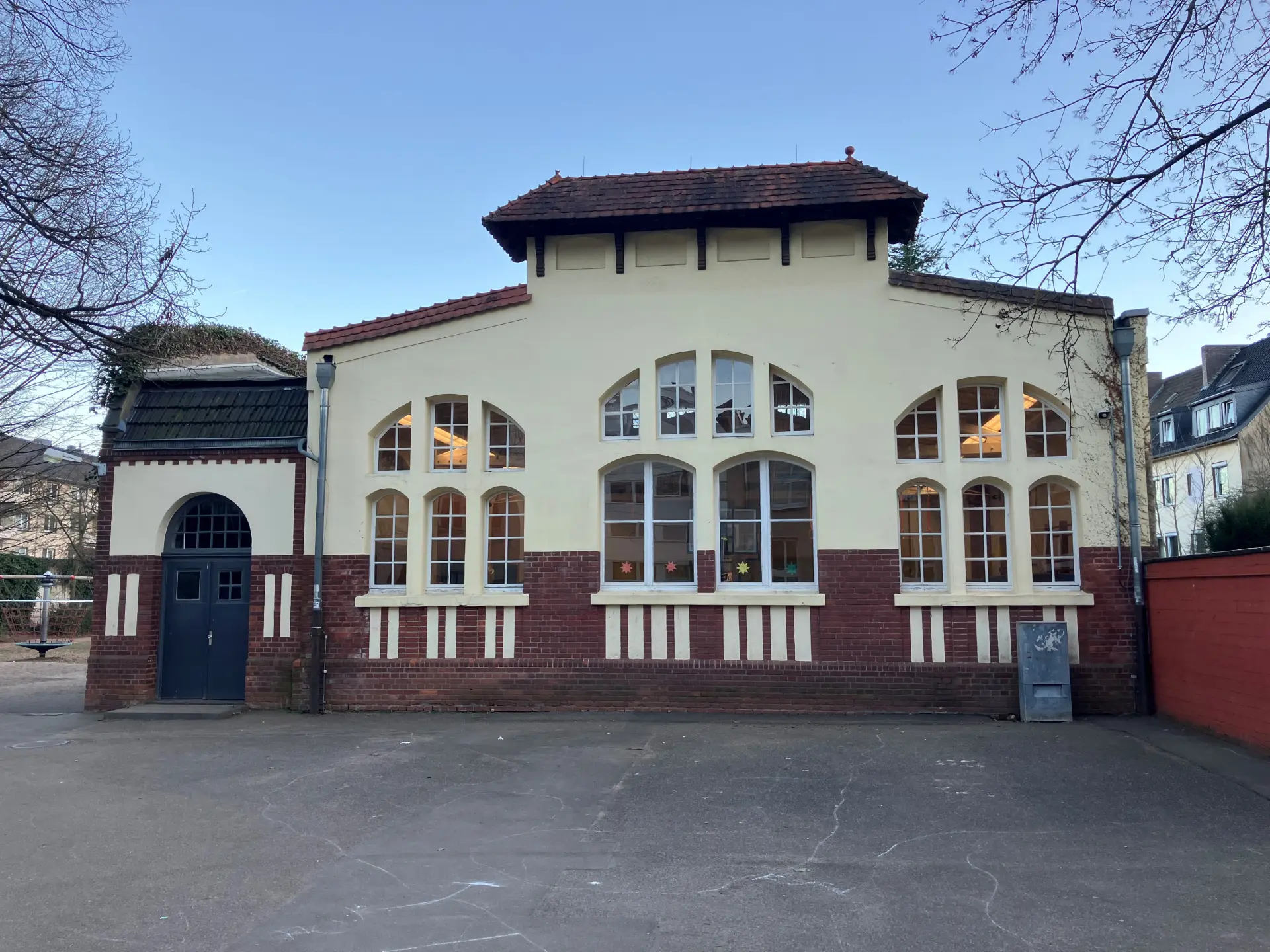 Außenansicht einer Halle mit großen Bogenfenstern