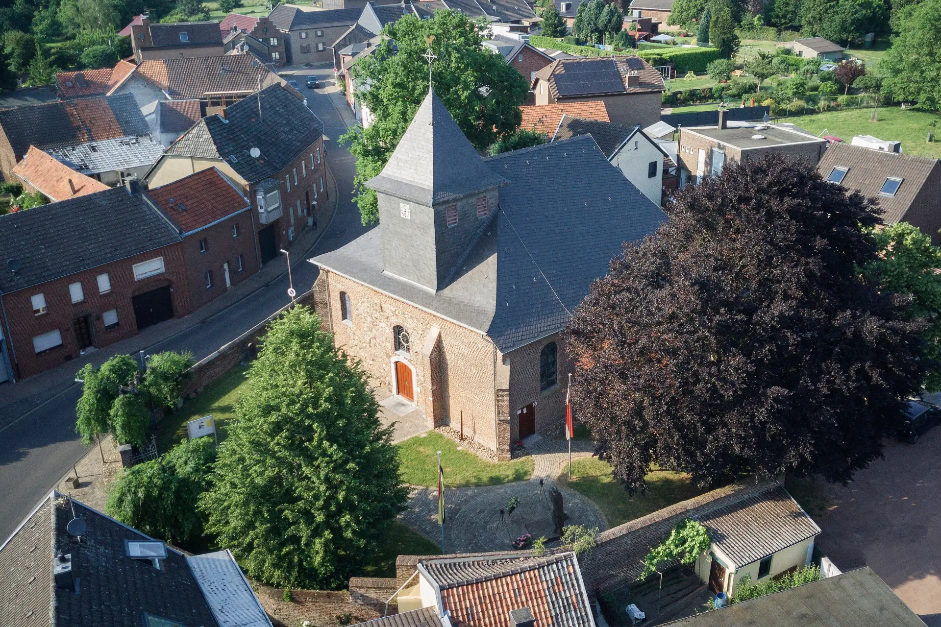 Luftaufnahme eines Kirchengebäudes