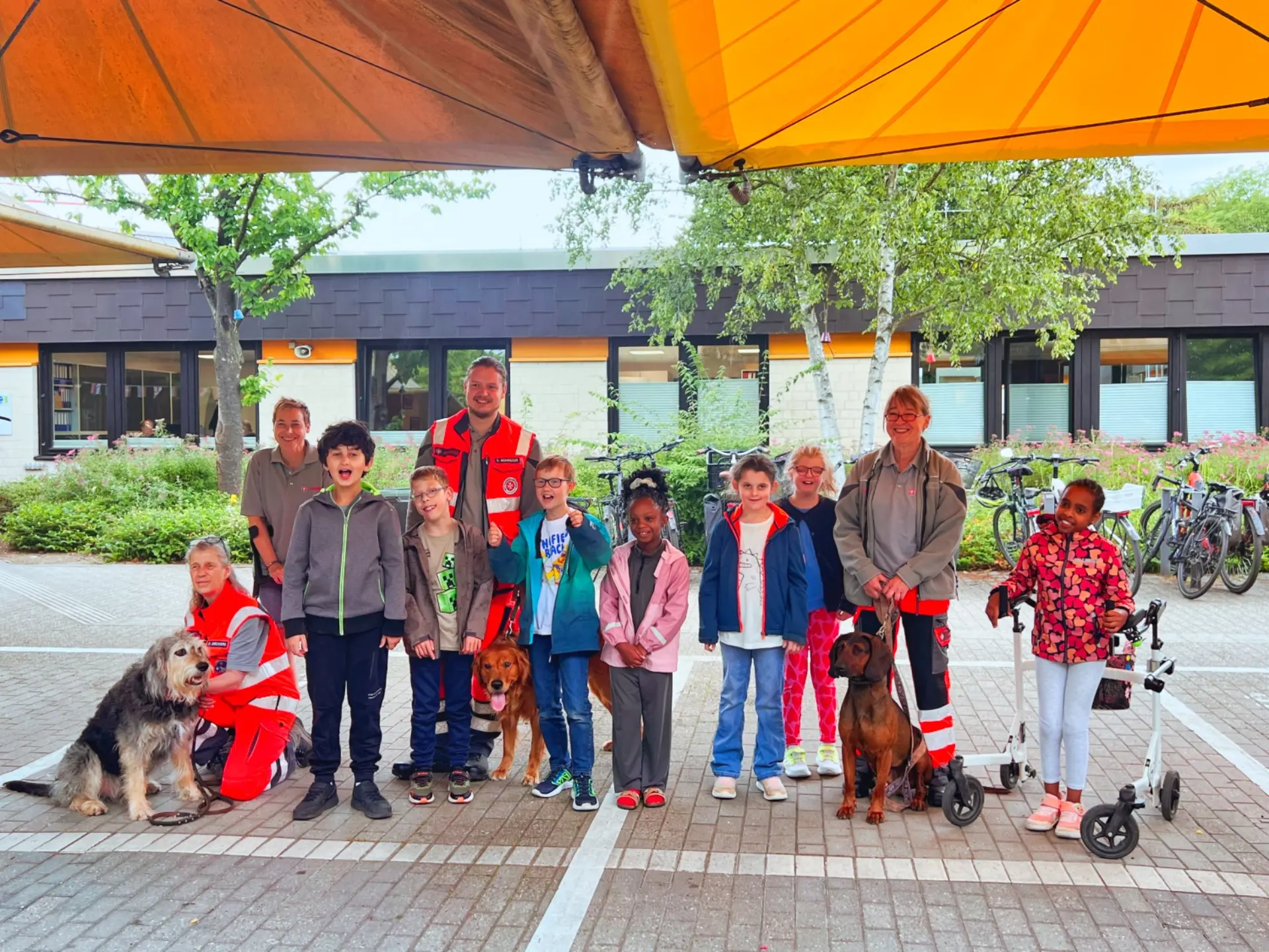 Gruppenbild mit 11 Personen und 3 Hunden