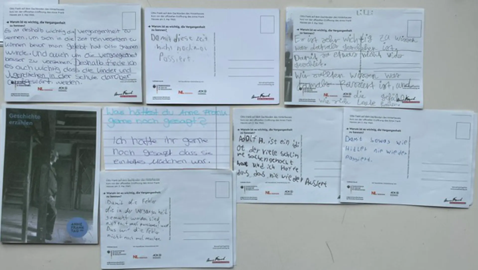 Bild von Postkartenrückseiten, die beschrieben wurden.