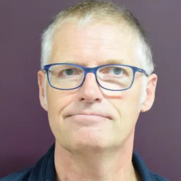 Porträtfoto von Dominik Theisen