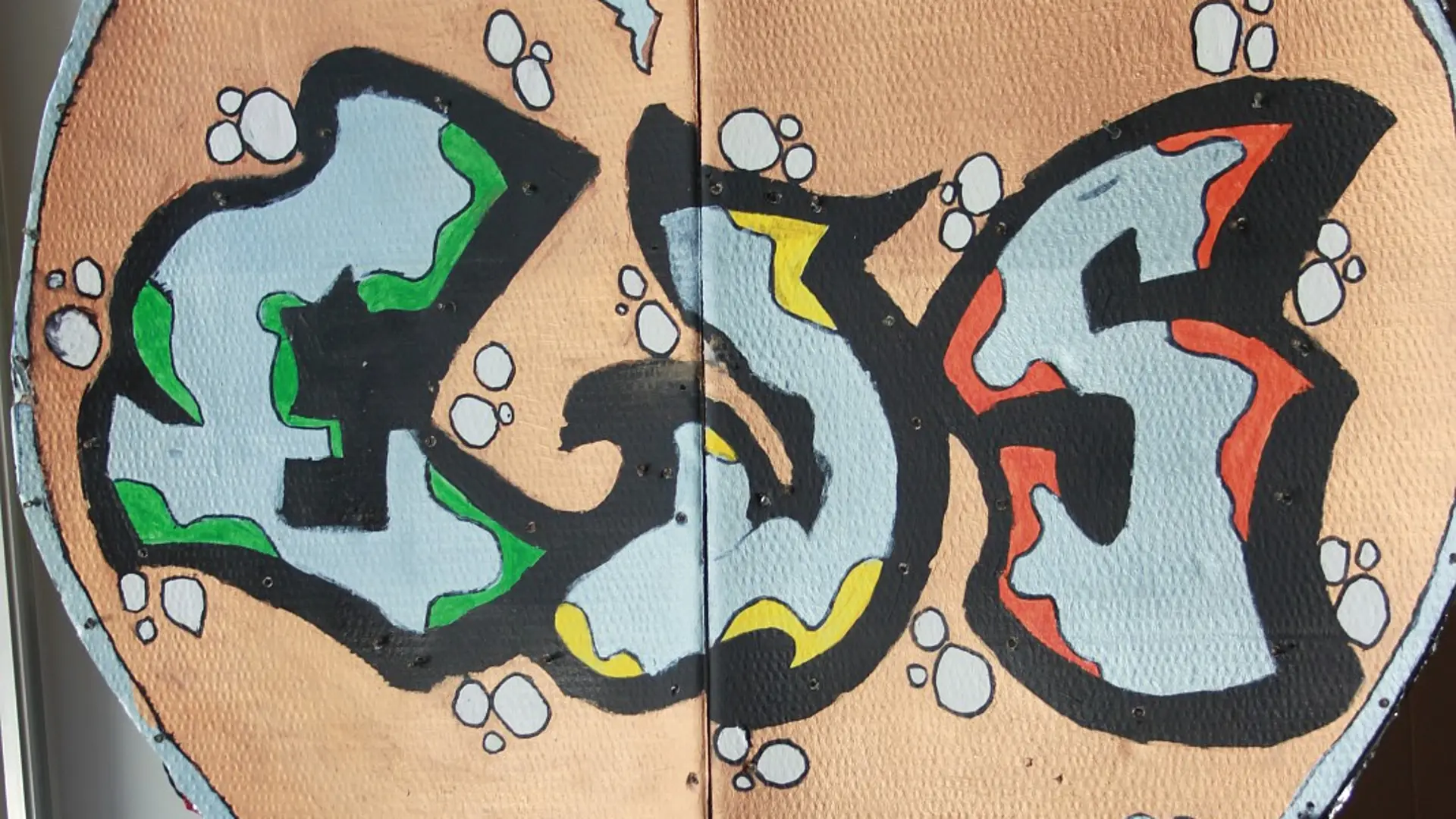 Ein kreatives Graffiti-Wappen mit den Initialen "EJS" der Ernst-Jandl-Schule, gestaltet als dekoratives Element für die Berufsorientierung oder Schulprojekte.