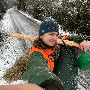 Henning Adam bei Schnee in der FÖJ-Einsatzstelle