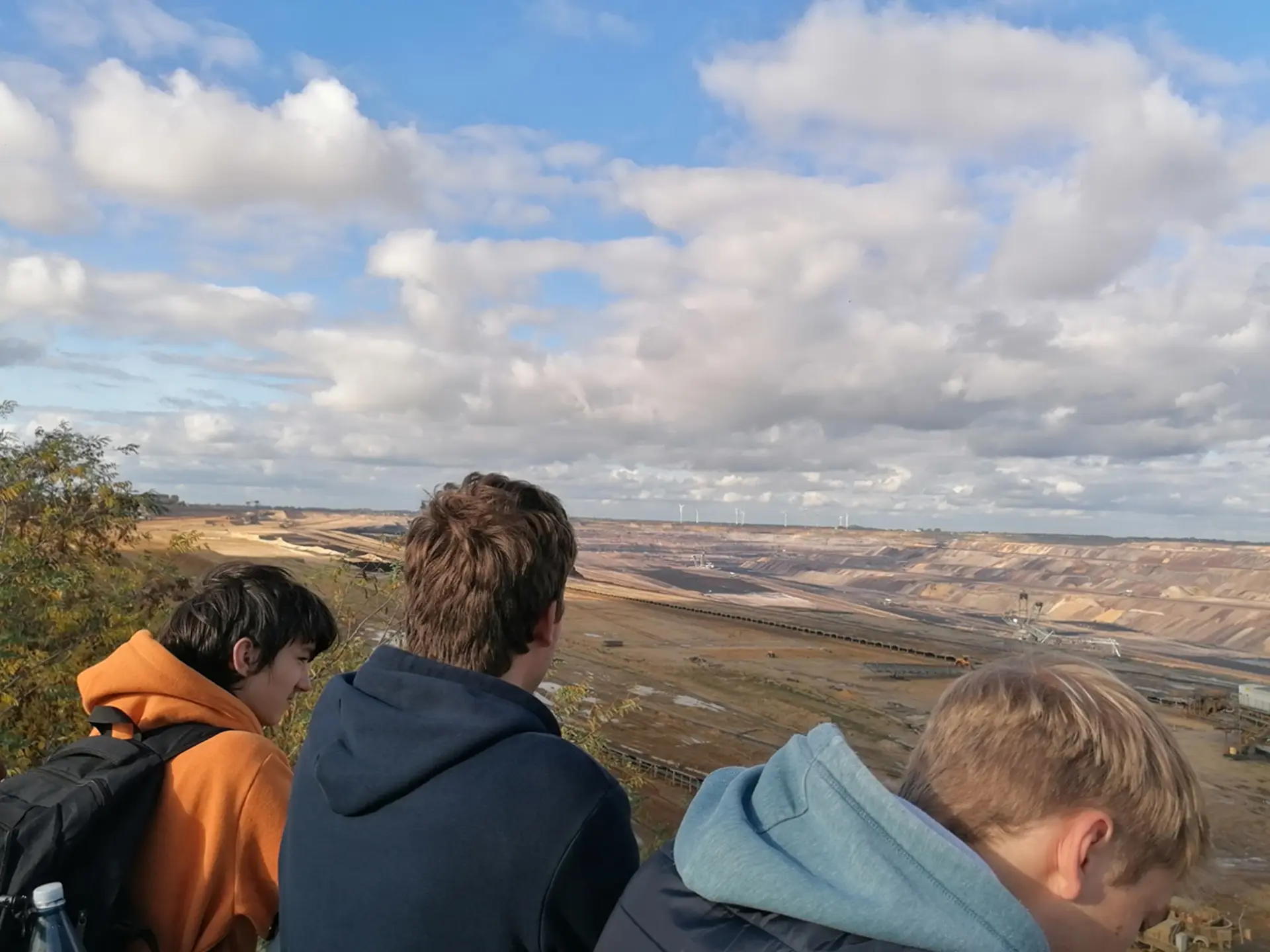 Freiwillige stehen an der Grube von Garzweiler beim Klima-Seminar.
