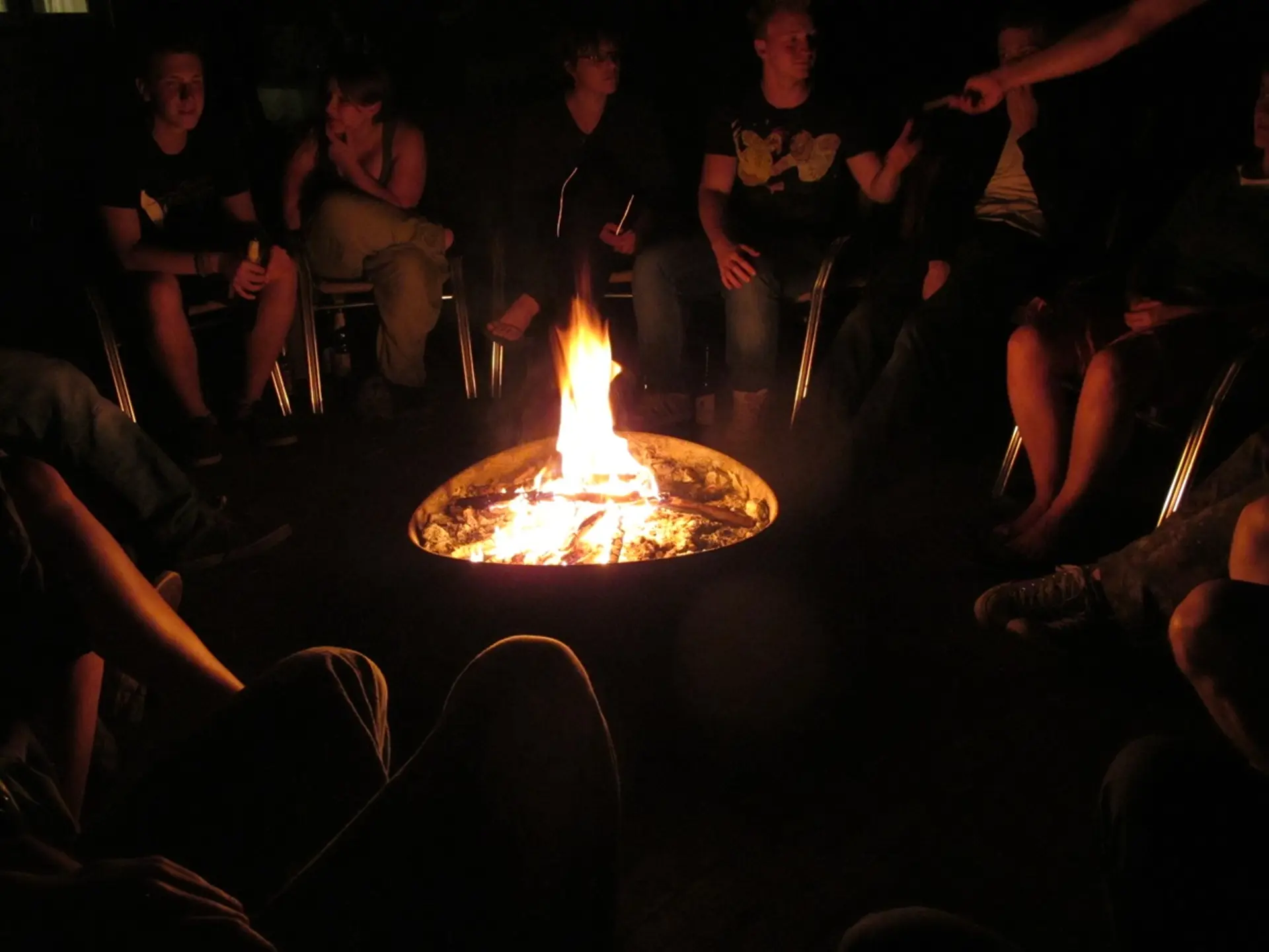 Abends Lagerfeuer im Seminar. 