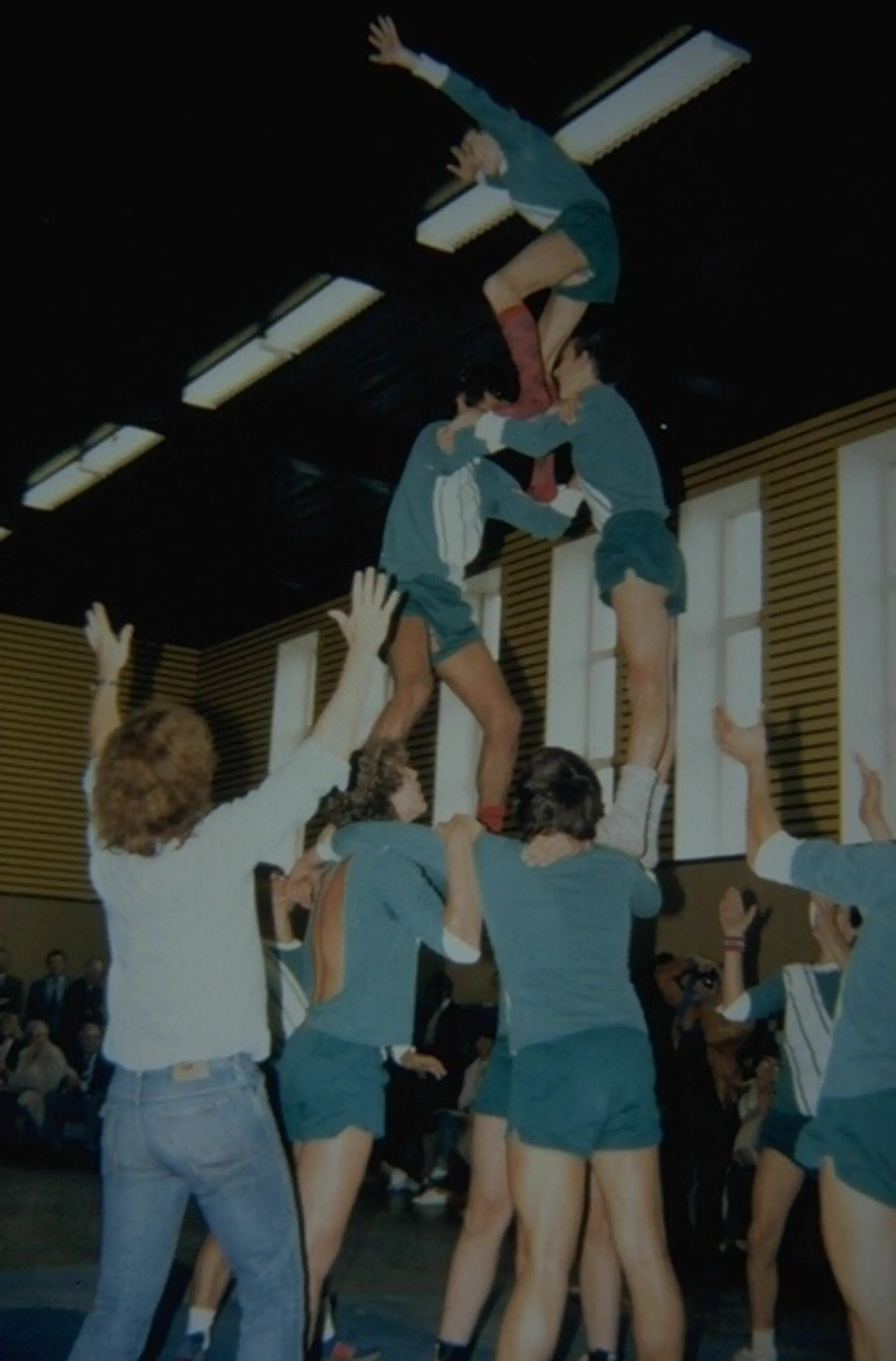 Akrobatischer Auftritt: Jugendliche formatieren sich in Menschenpyramide