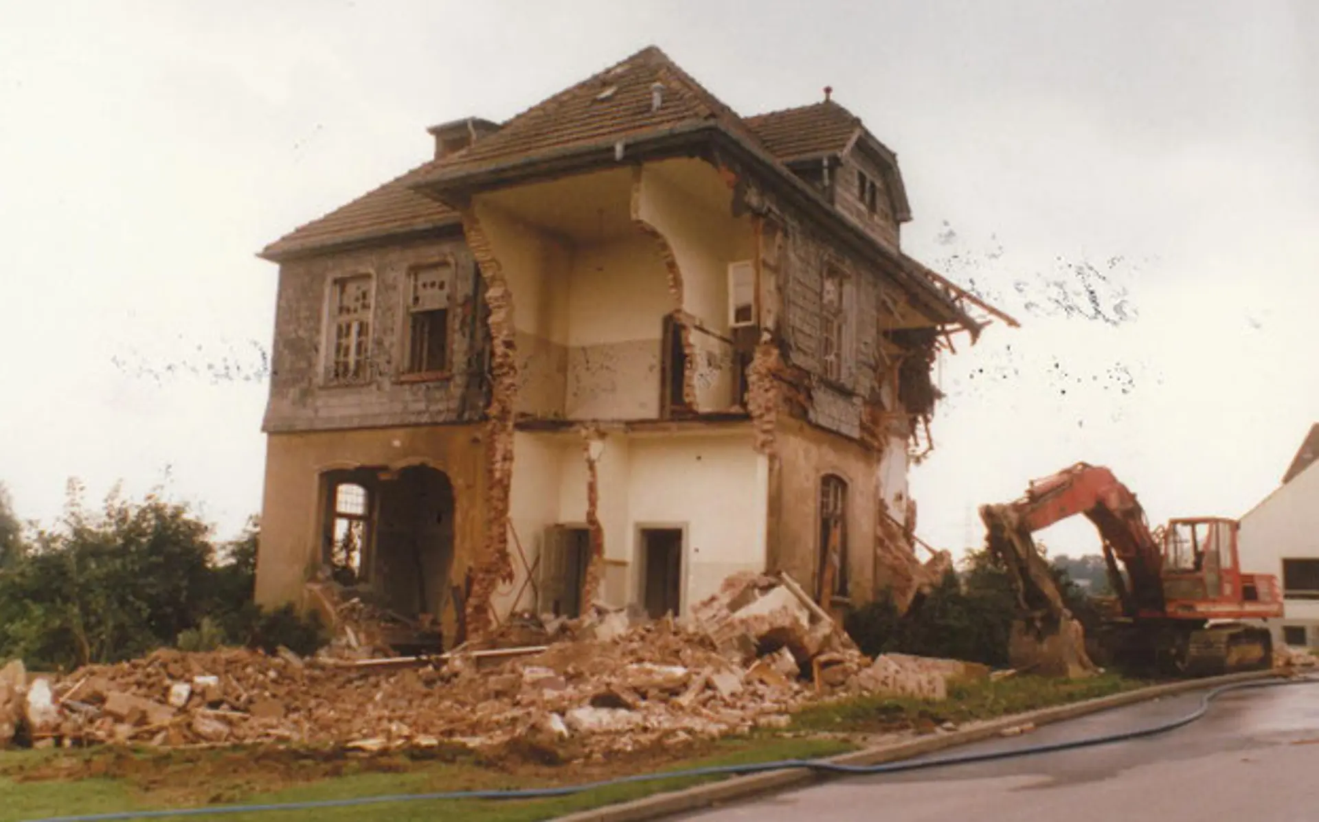 Schulgelände mit altem, halb abgerissenem Bauernhaus