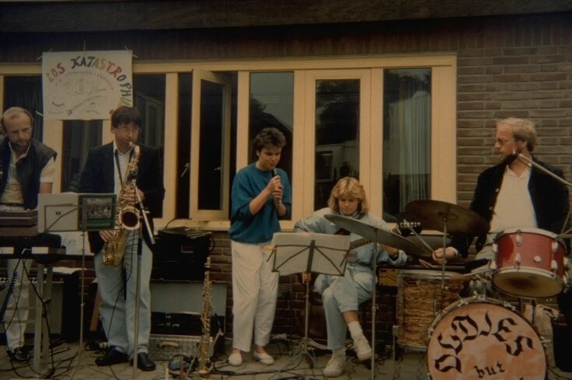 Mitglieder einer Schulband bei einem Auftritt