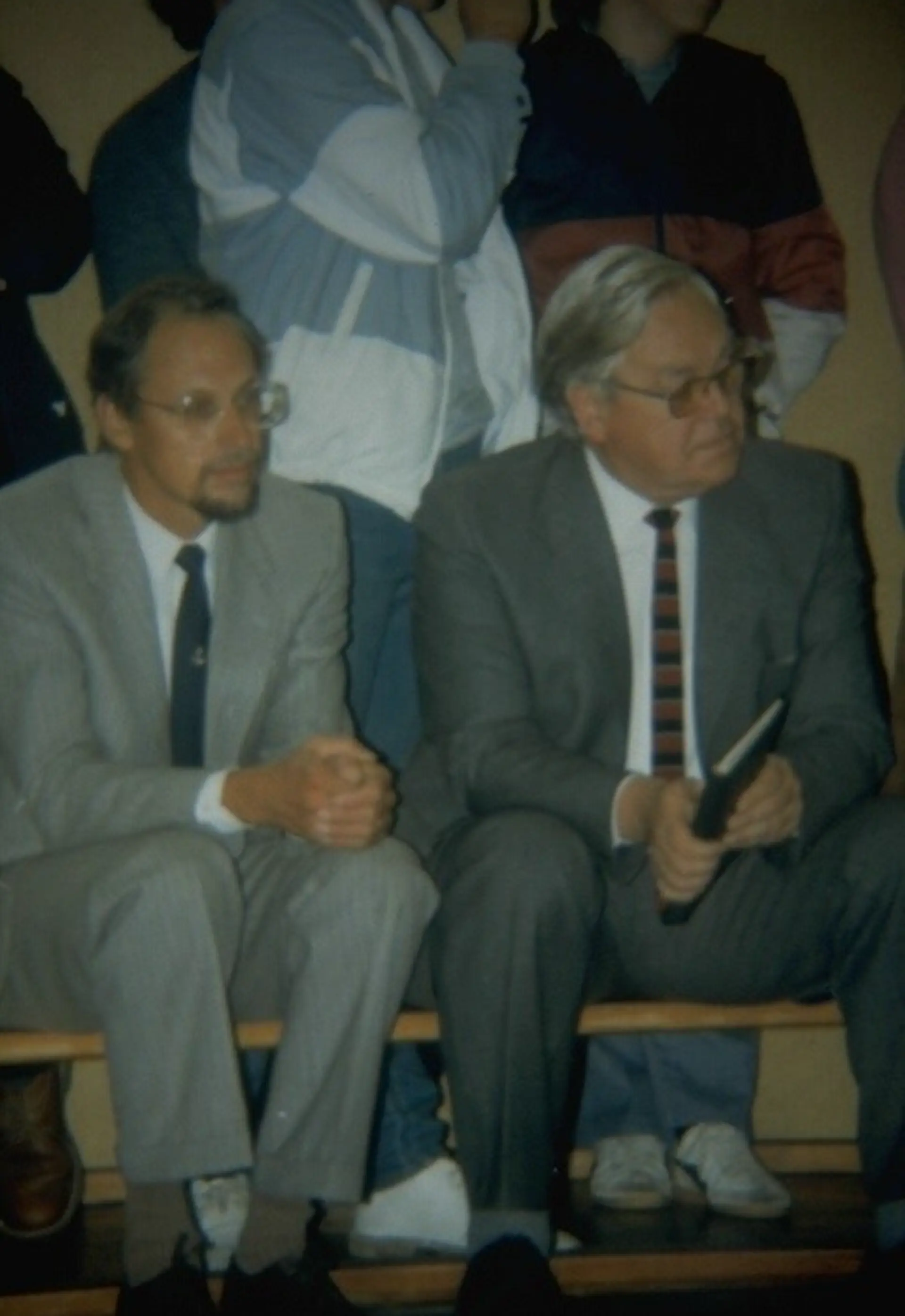 Männer sitzen bei Schuleröffnung im Publikum