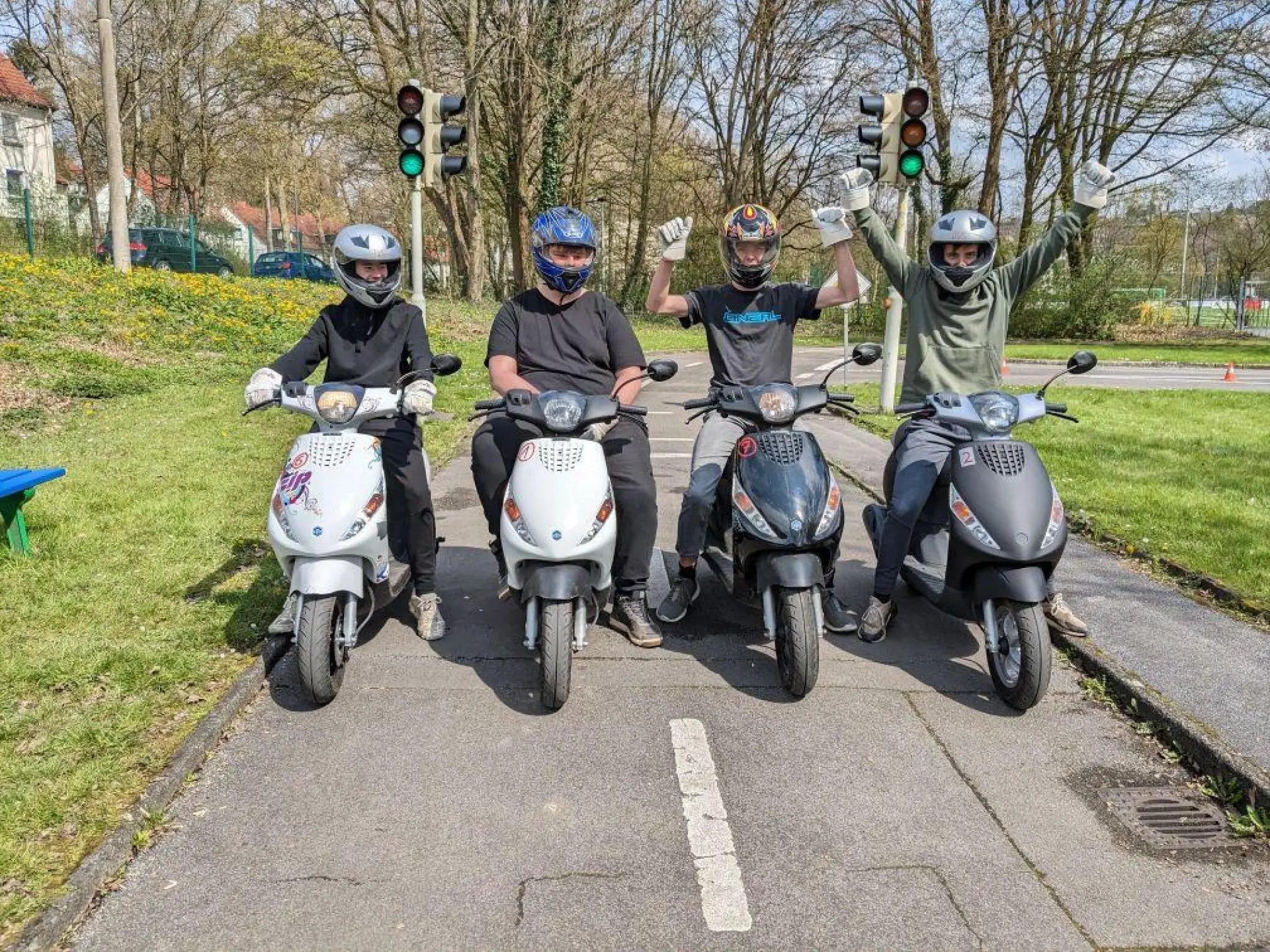 Vier Teilnehmer des Mofa-Kurses auf ihren Rollern