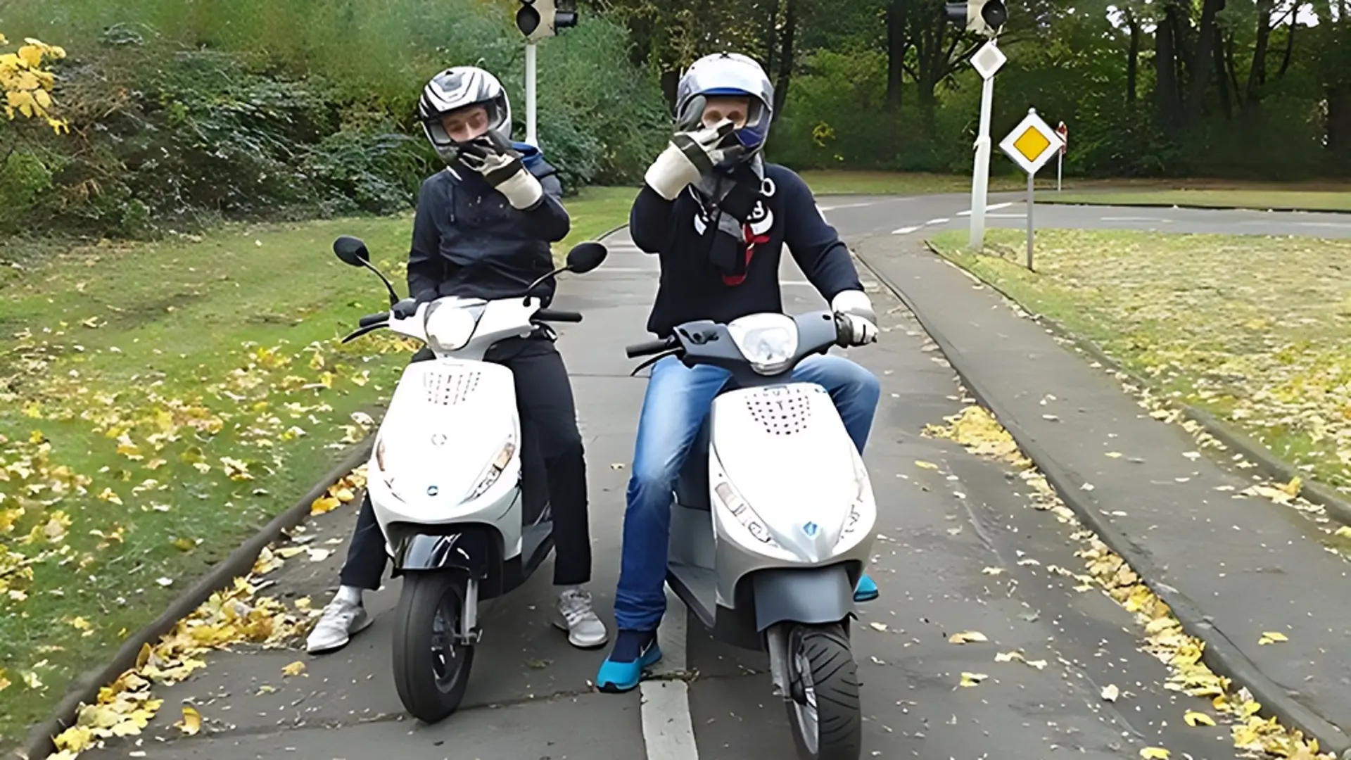 Zwei Teilnehmer des Mofa-Kurses auf ihren Rollern