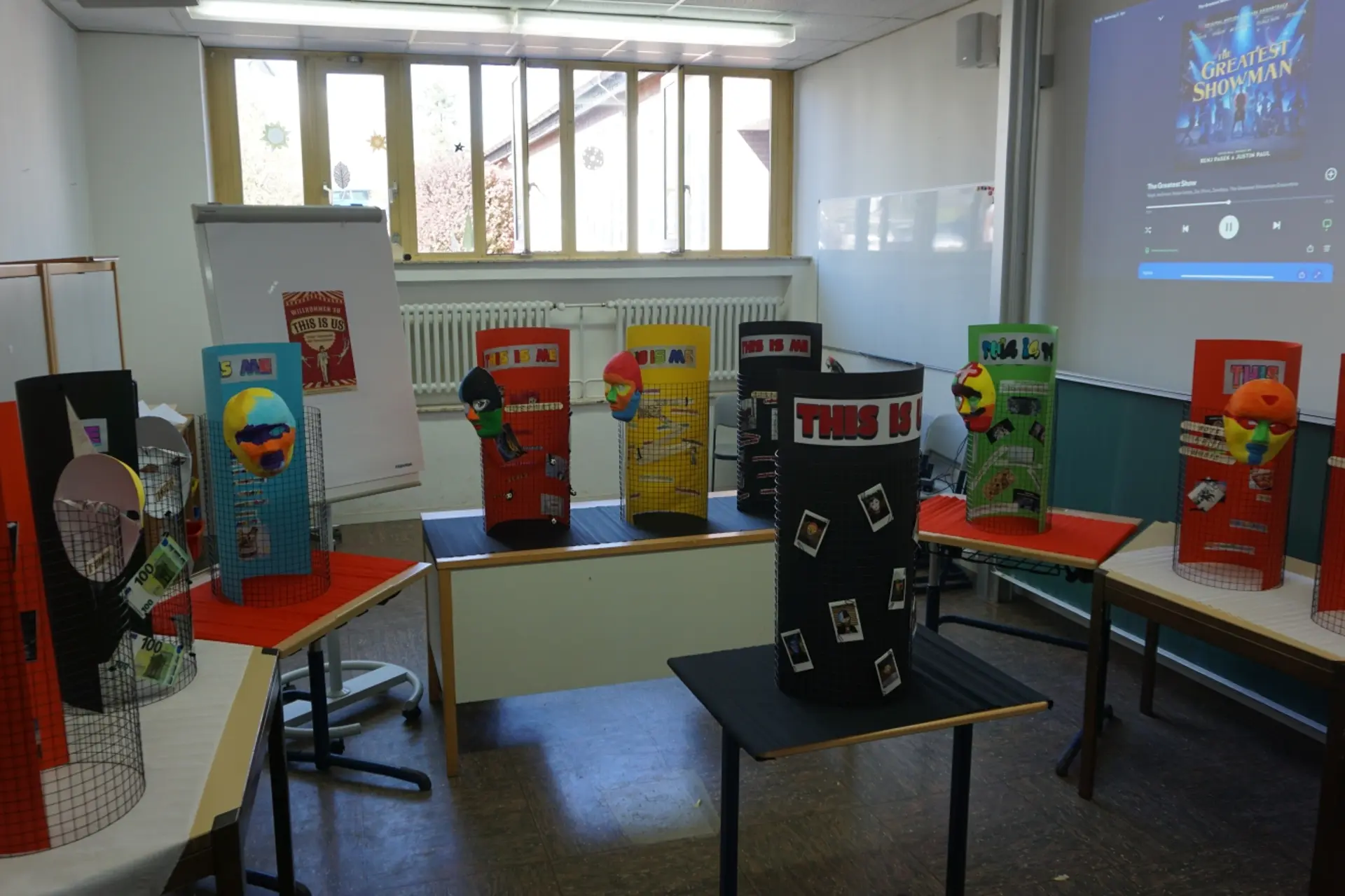 In der Projektwoche hergestellte Projekte der Schüler*innen zur Selbstdarstellung aufgereiht im Klassenzimmer beim Tag der offenen Tür