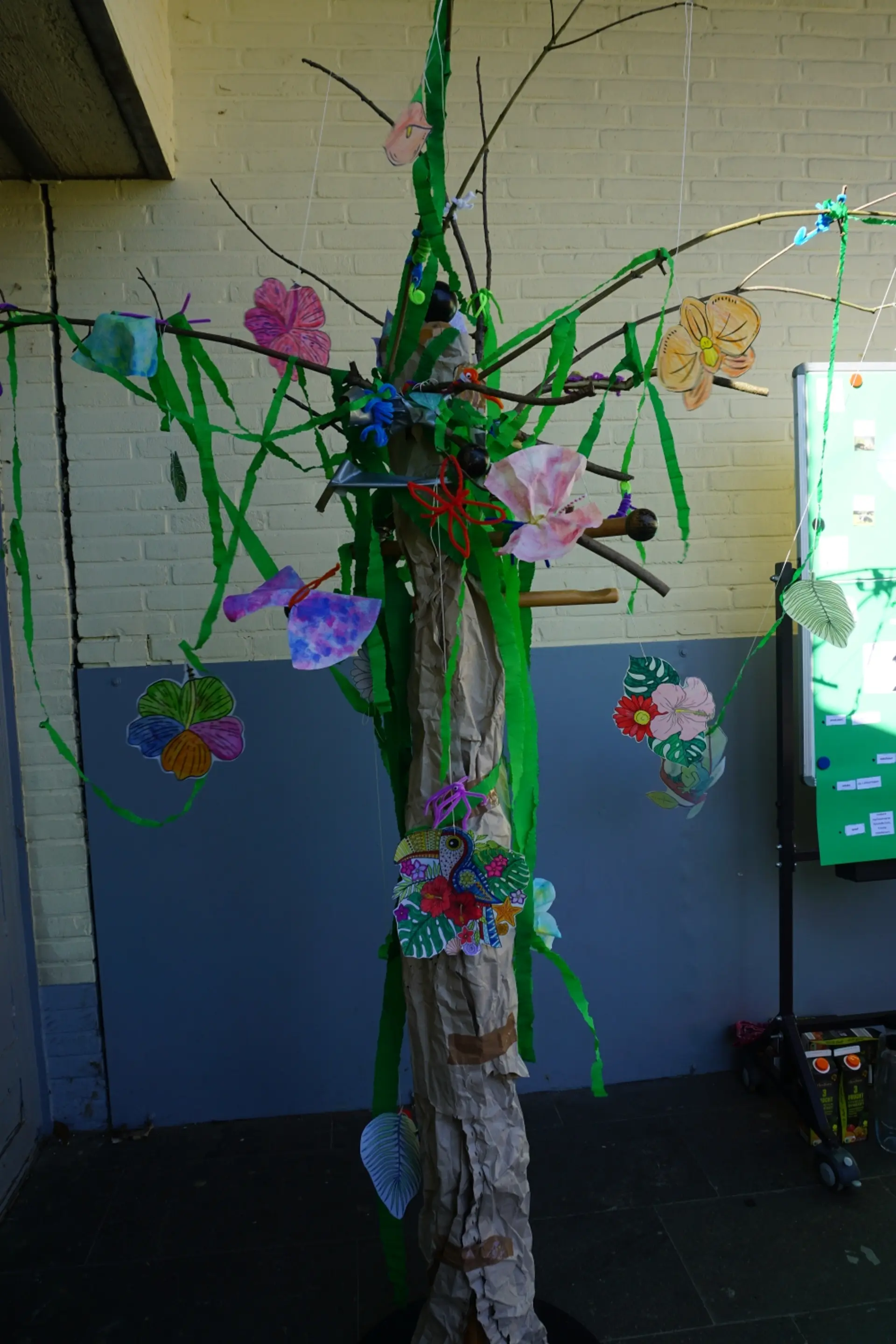 In der Projektwoche selbstgebastelter Baum mit Blüten für den Tag der offenen Tür