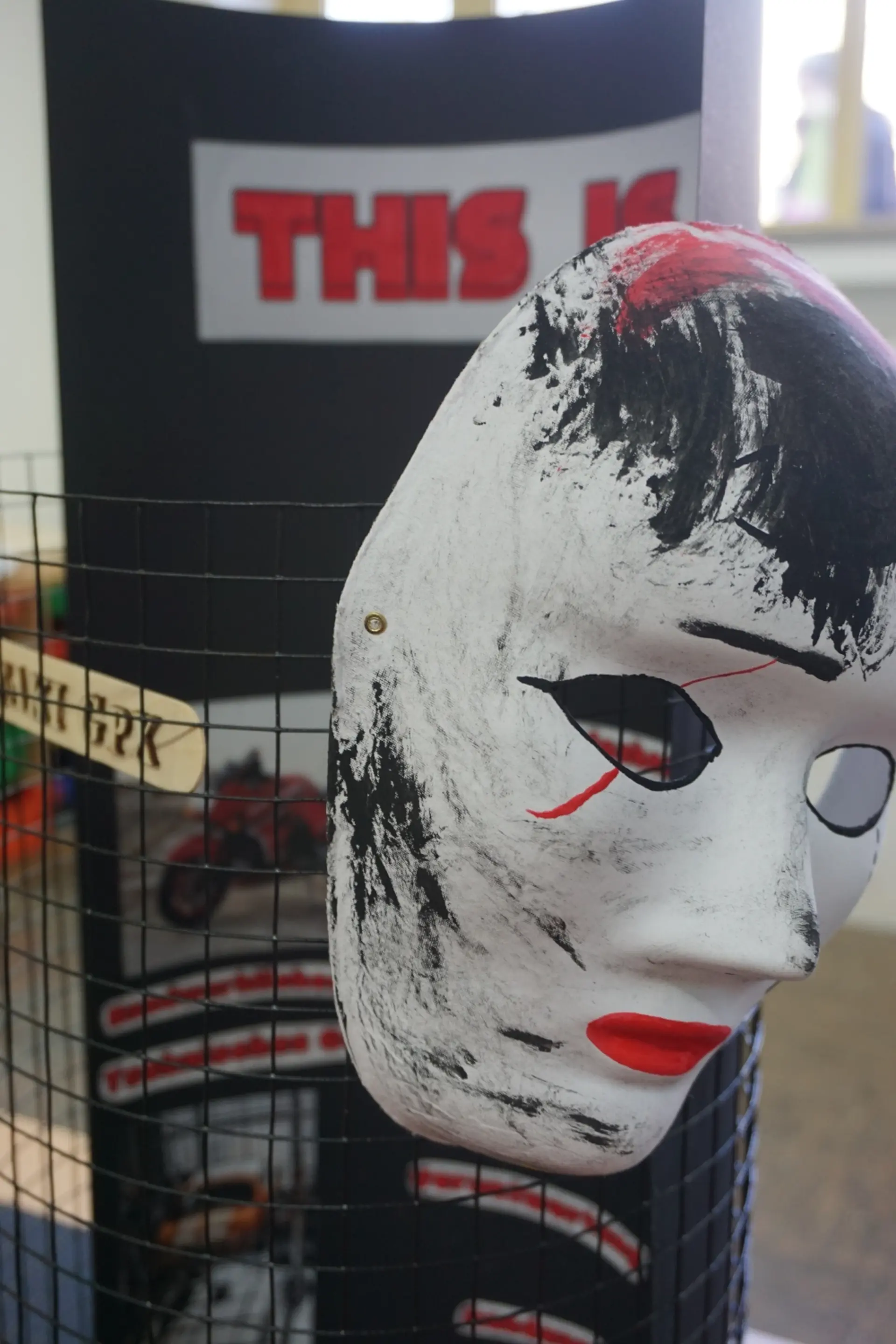 Tag der offenen Tür: gruselige Halloween-Maske