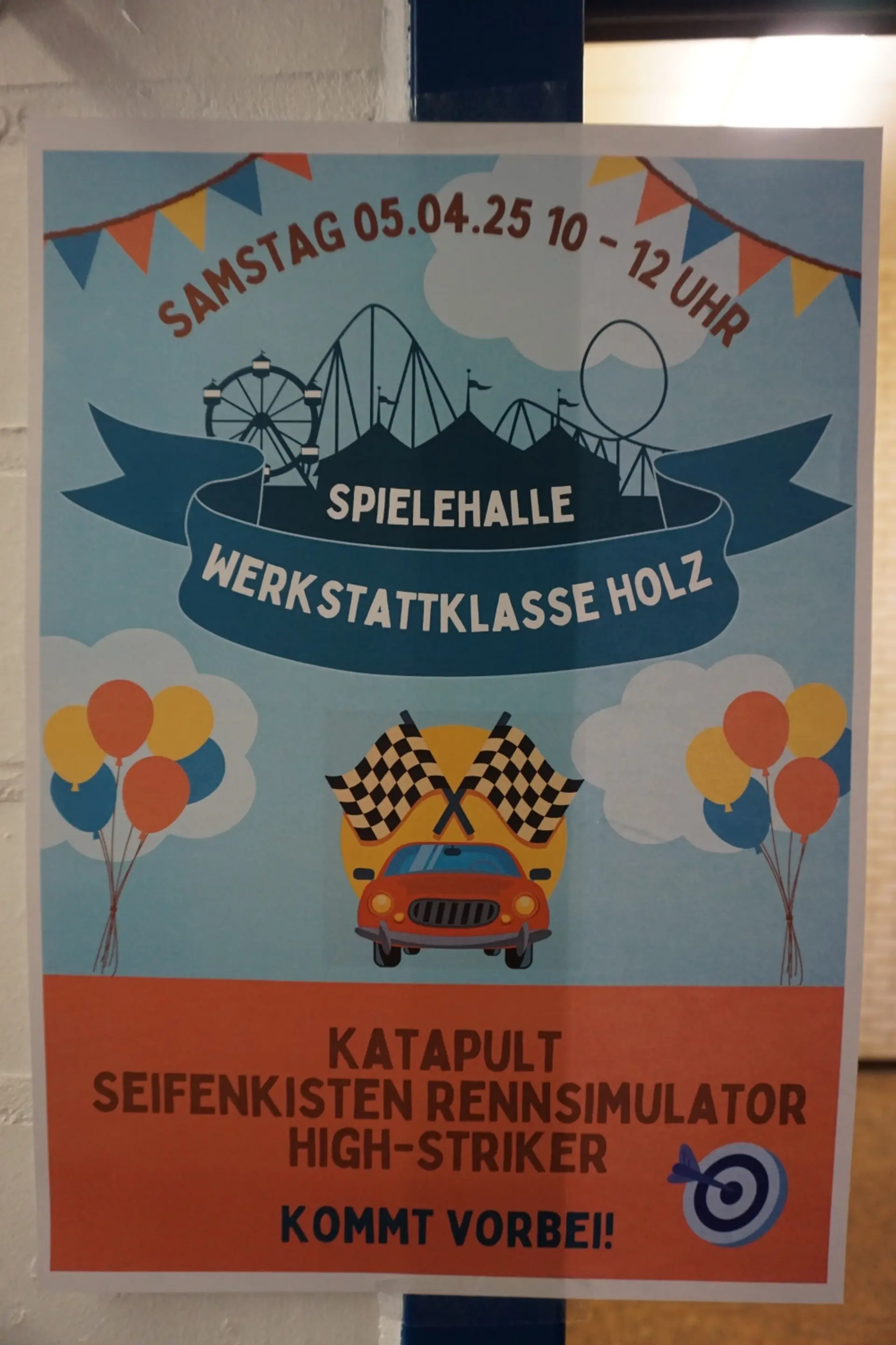 Tag der offenen Tür: Plakat der Angebote der Holzklasse wie Katapult, High Striker und Seifenkistensimulator