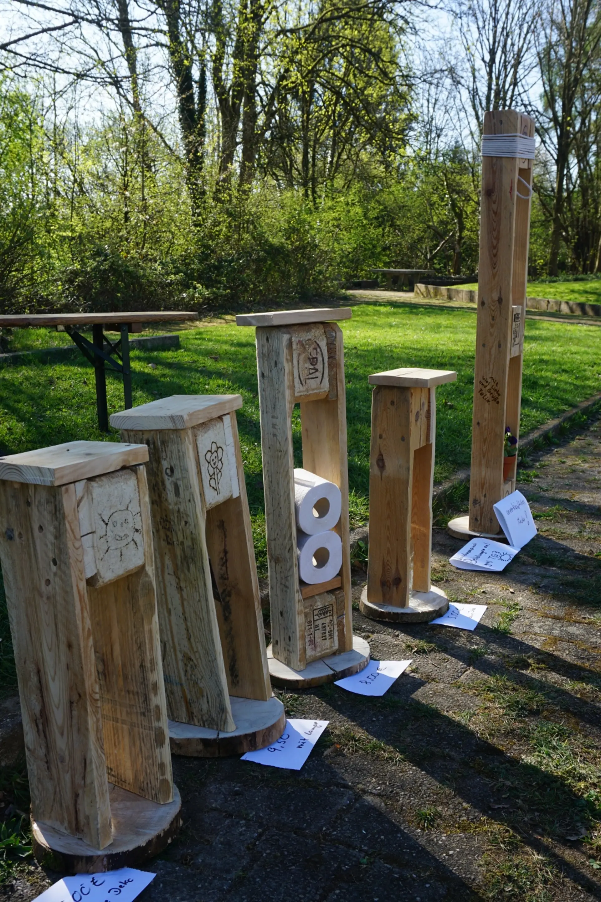 In der Projektwoche hergestellte Regale aus Holz für den Tag der offenen Tür
