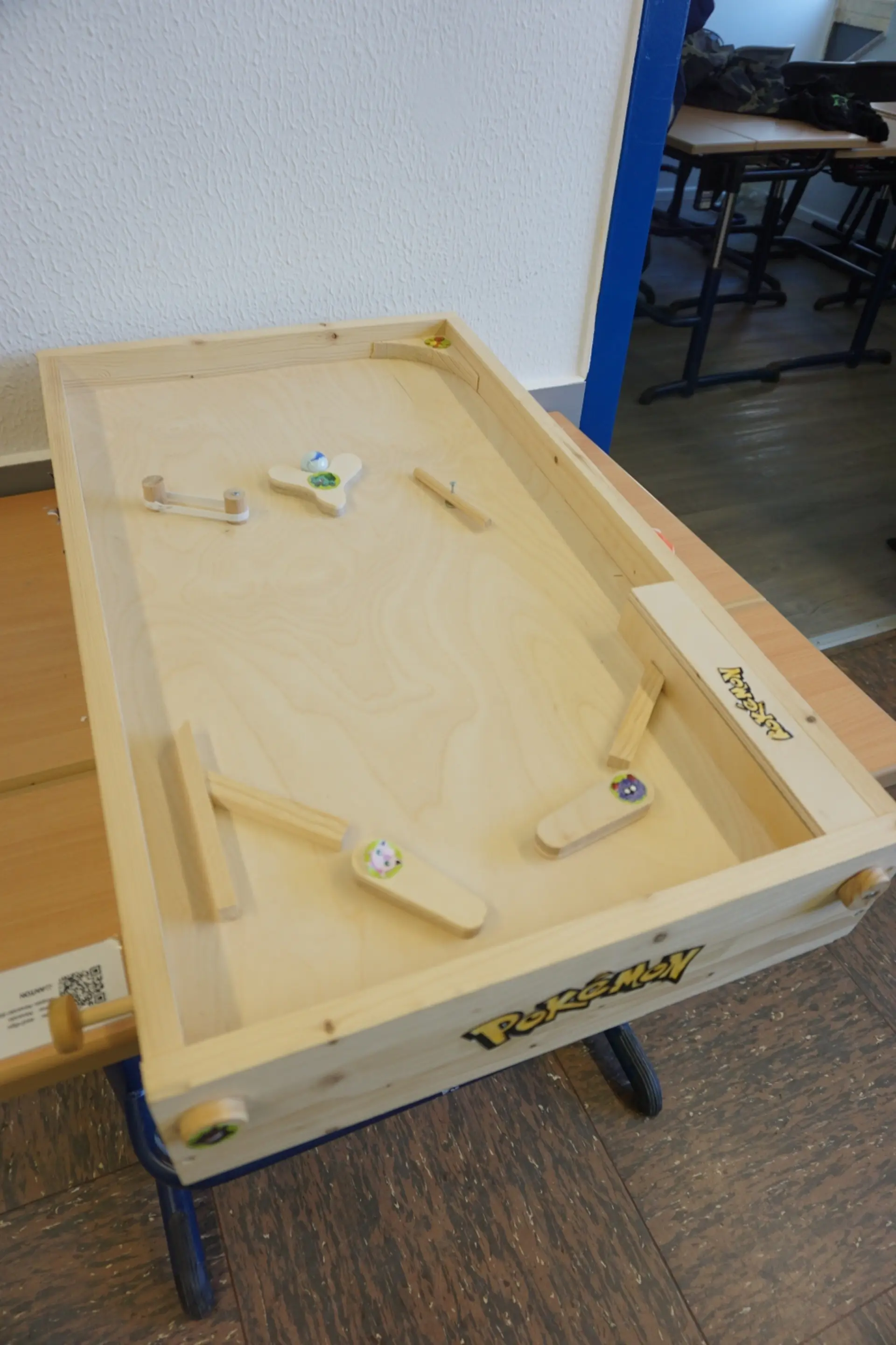 In der Projektwoche hergestellter Flipper aus Holz für den Tag der offenen Tür