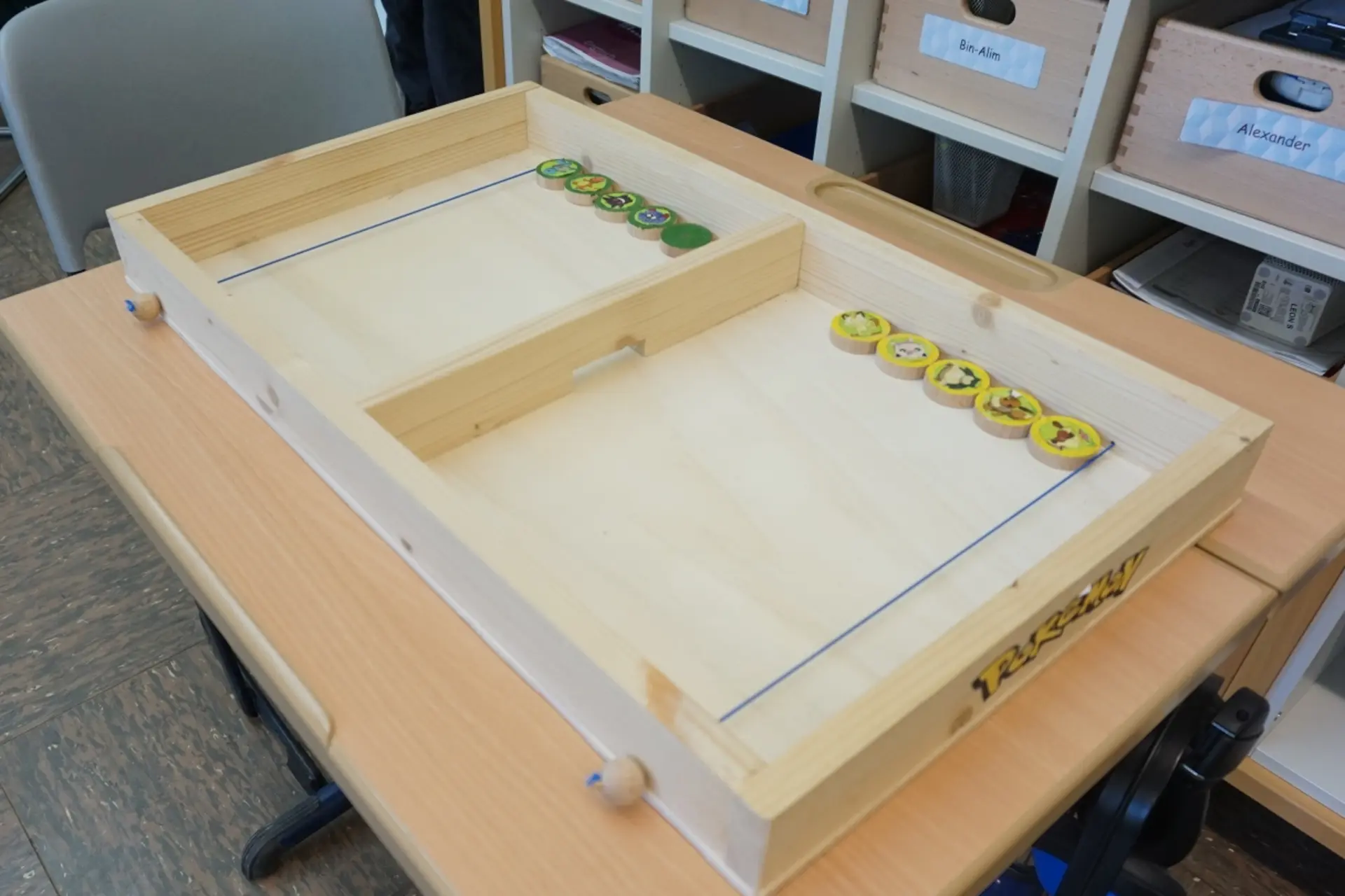 In der Projektwoche hergestelltes Flitzerspiel aus Holz für den Tag der offenen Tür