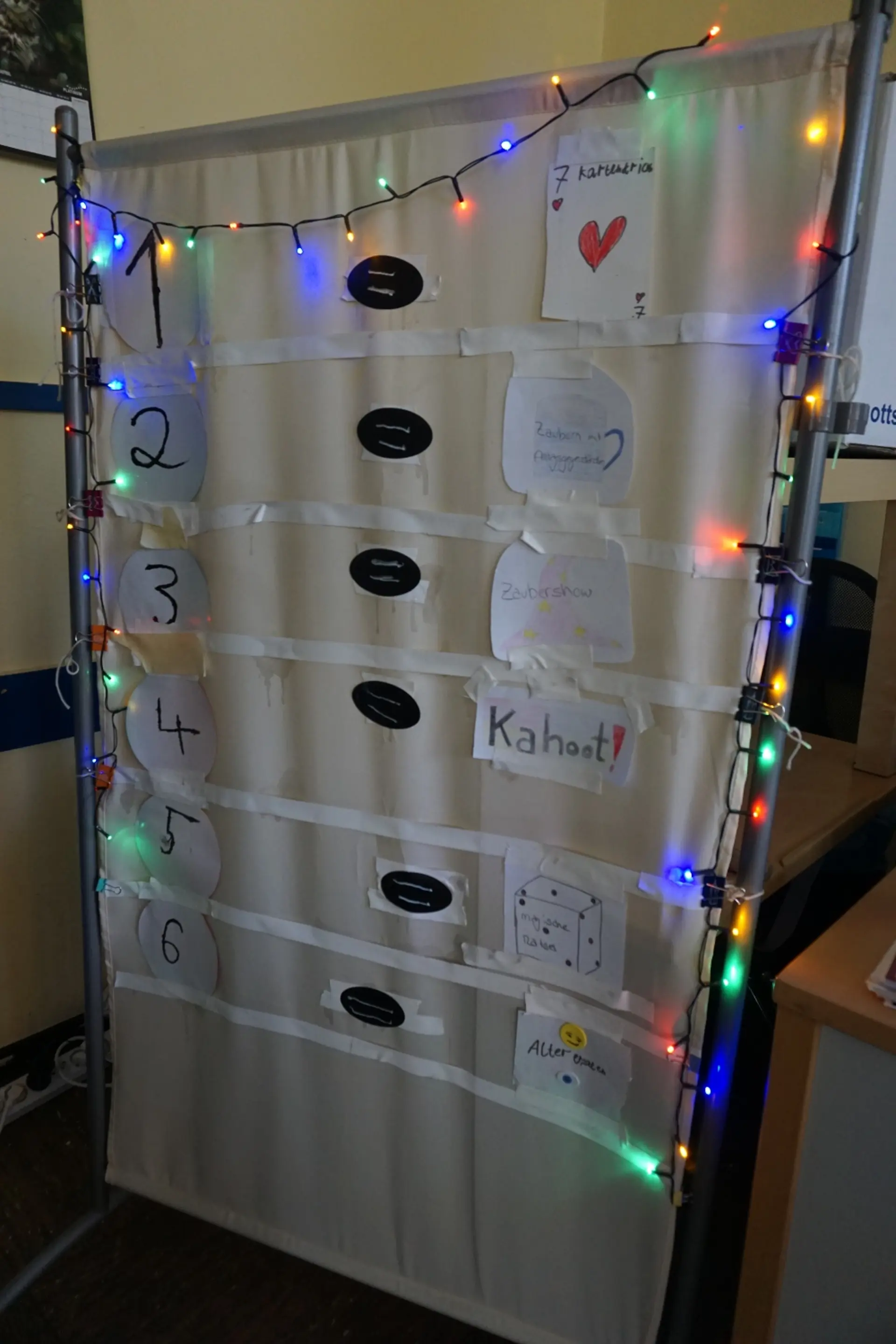 In der Projektwoche gebastelte Wand mit Zahlen für ein Zauber-Würfelspiel für den Tag der offenen Tür