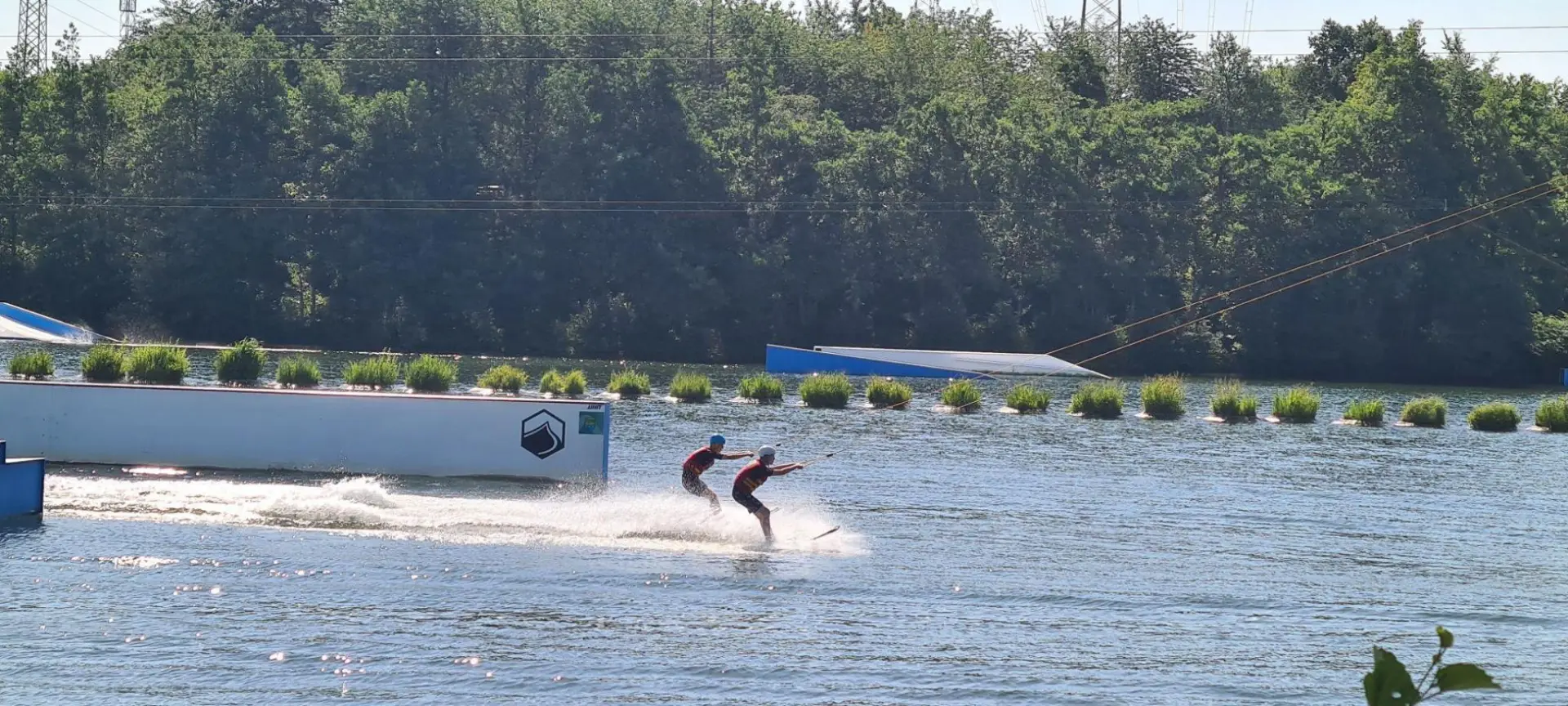 Sport-Challenge: Schüler*innen beim Wasserskifahren