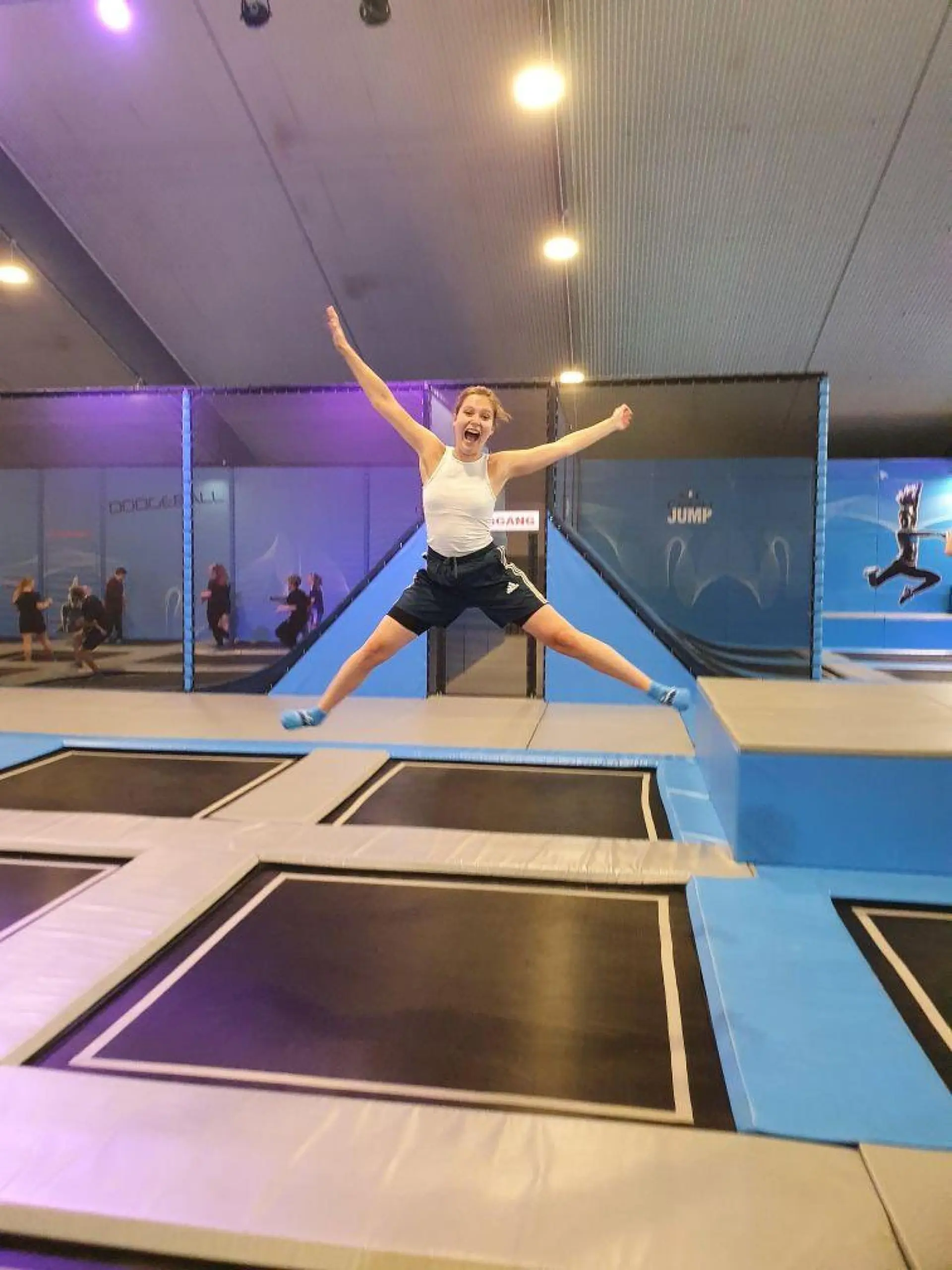 Sport-Challenge: Schülerin beim Trampolinspringen