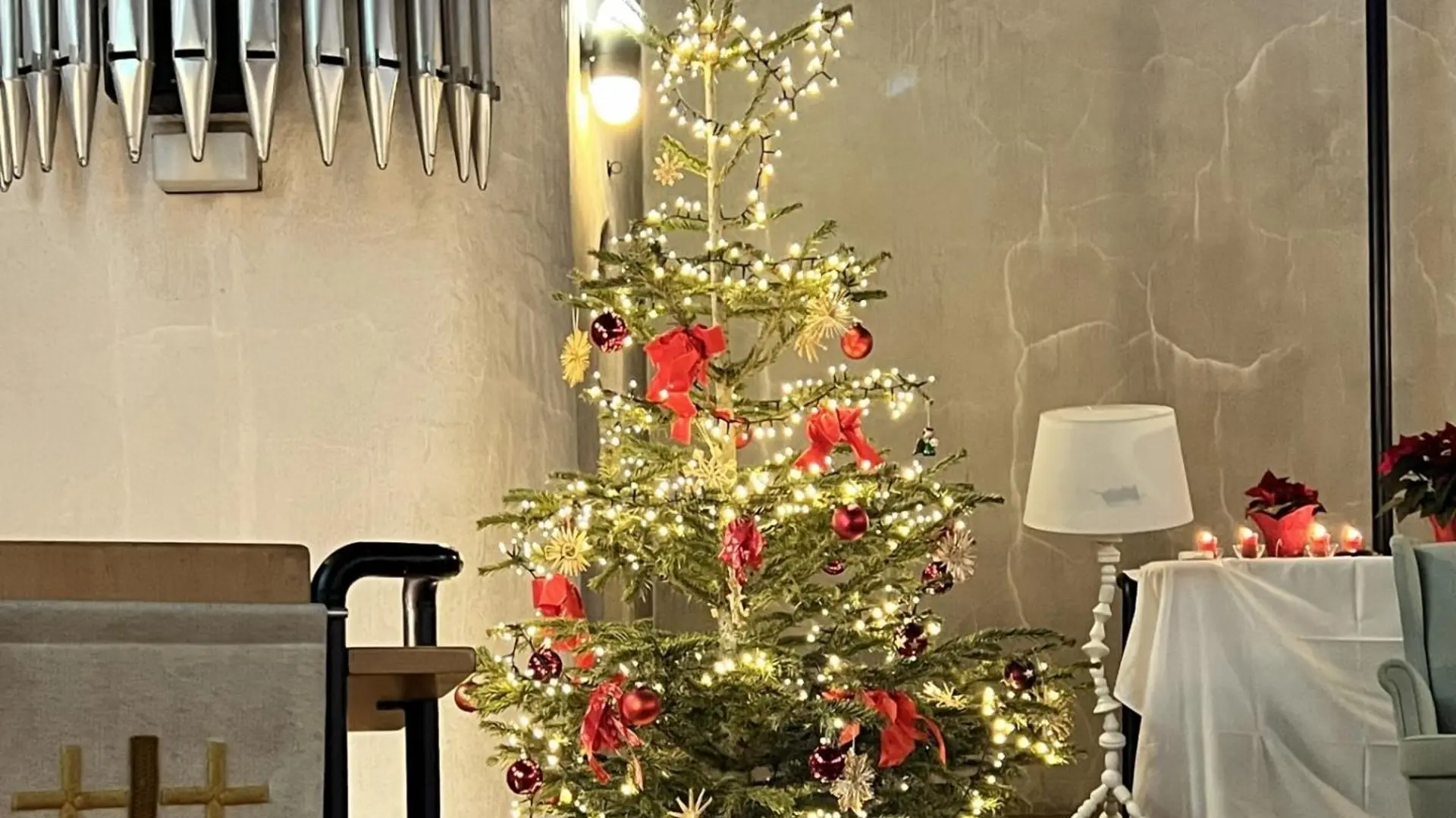 Geschmückter Weihnachtsbaum beim Weihnachtsgottesdienst in der Kapelle