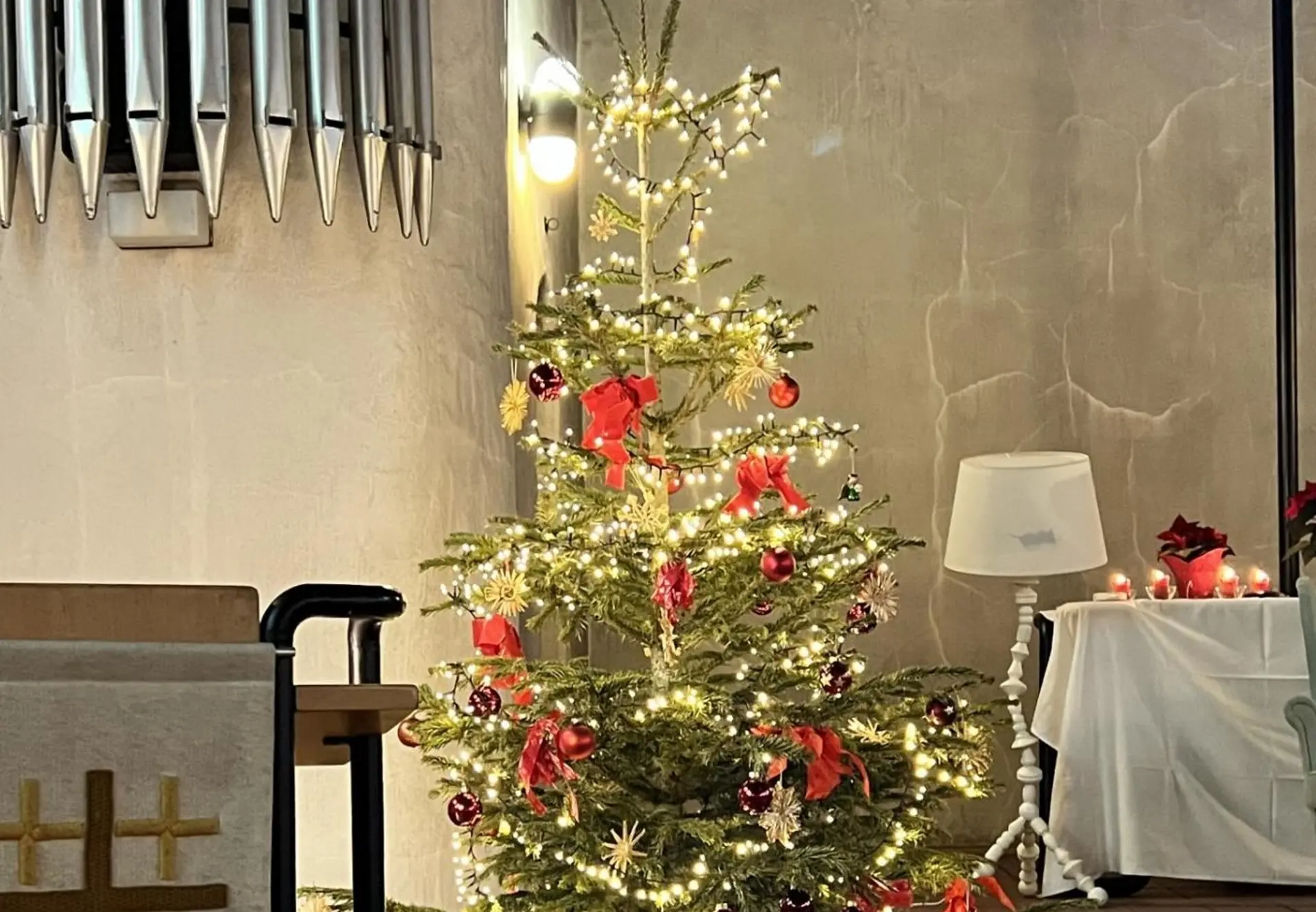 Geschmückter Weihnachtsbaum beim Weihnachtsgottesdienst in der Kapelle