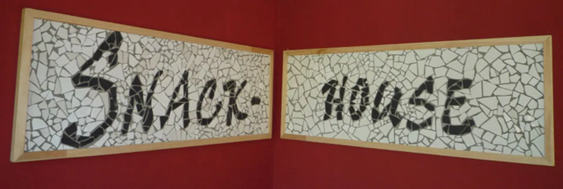 Schild des Kiosks der Stammschule "Snack House"