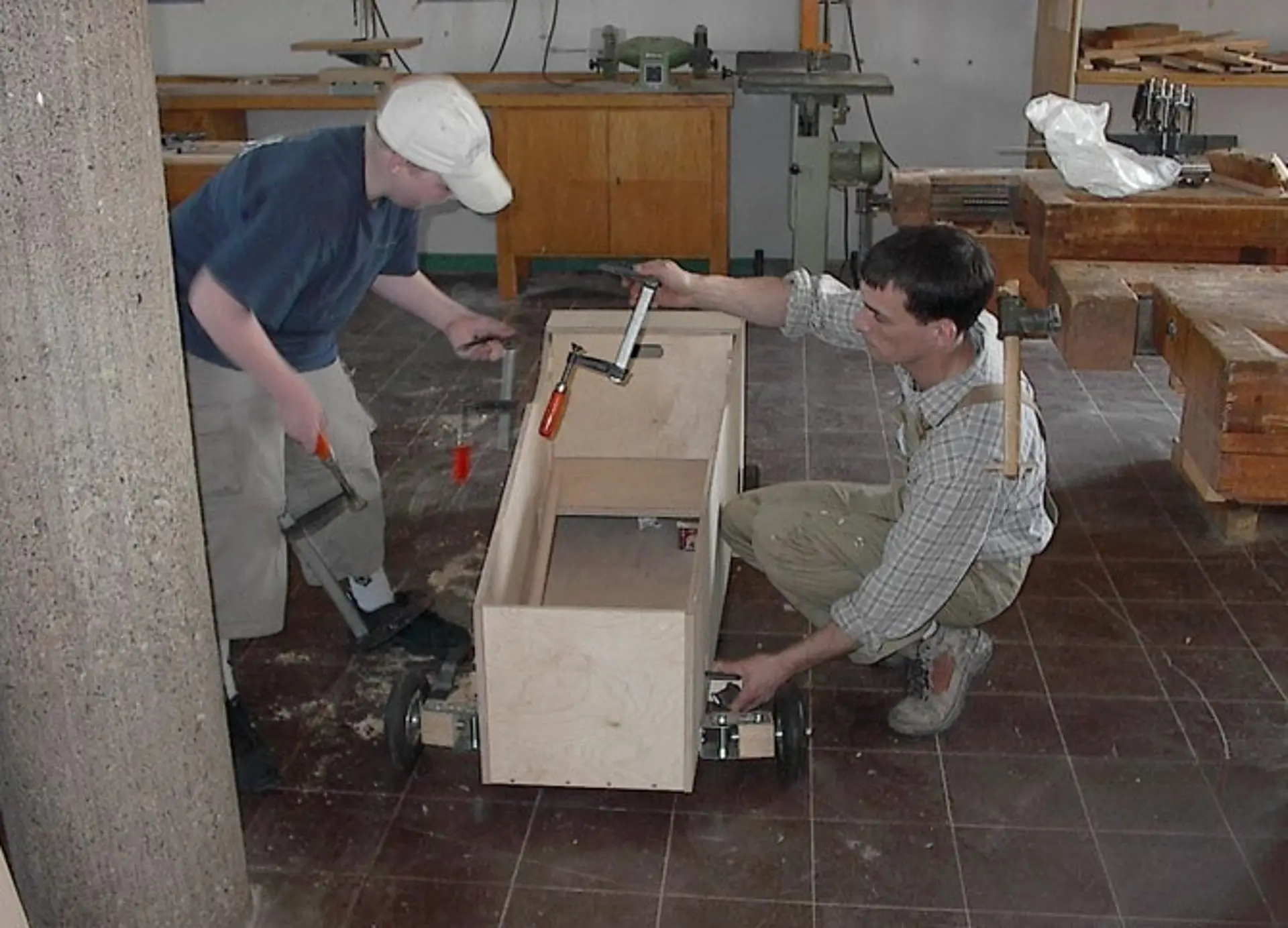 Zwei Schüler der Werkstattklasse Holz bauen eine Seifenkiste