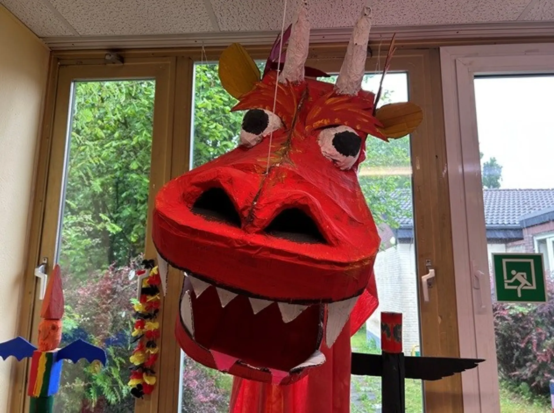 Gebastelter roter Drache aus Pappmaché im Rahmen der Projektwoche