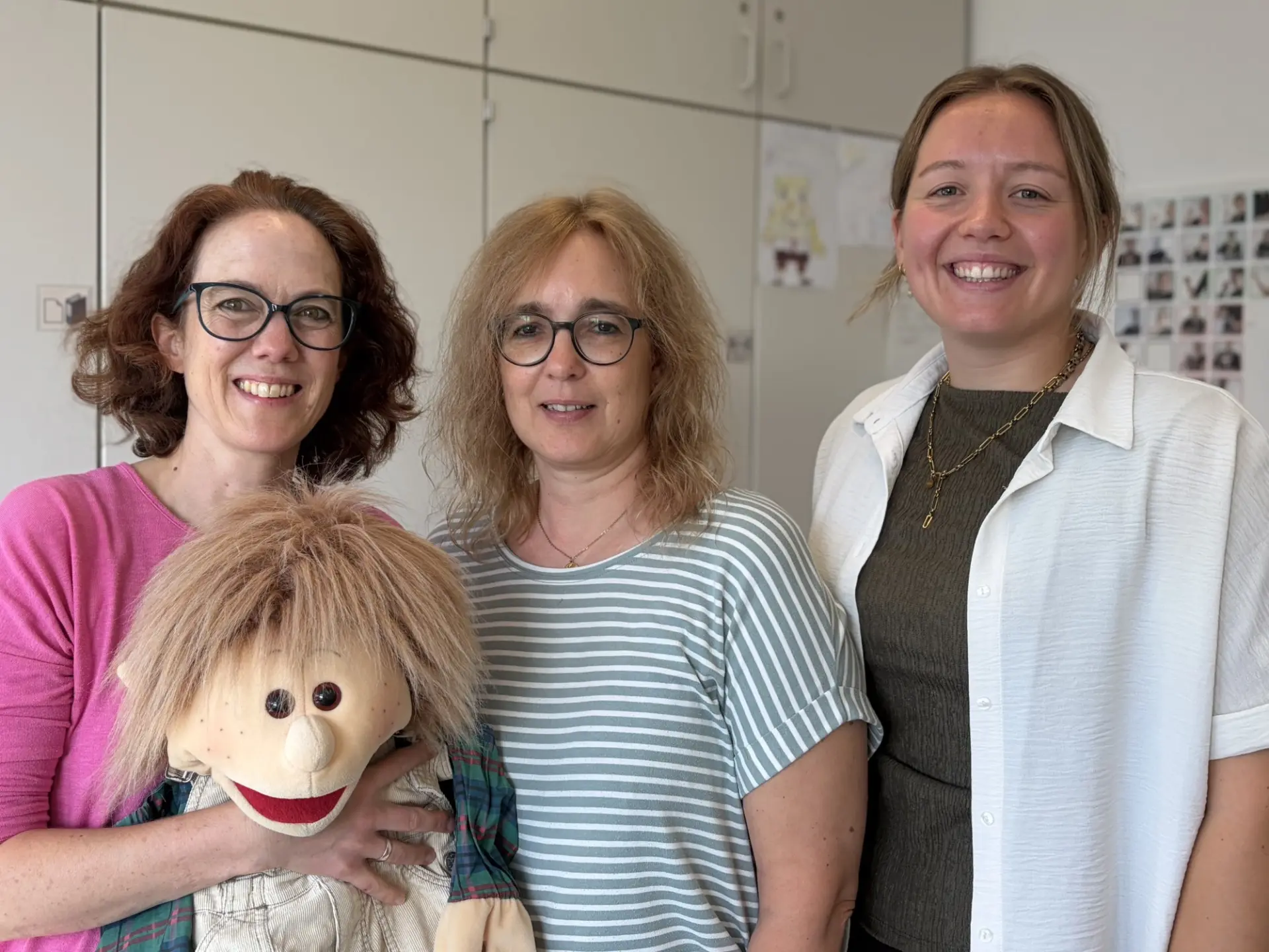 Das UK-Team der LVR-Förderschule Wuppertal: 3 Frauen mit einer Handpuppe