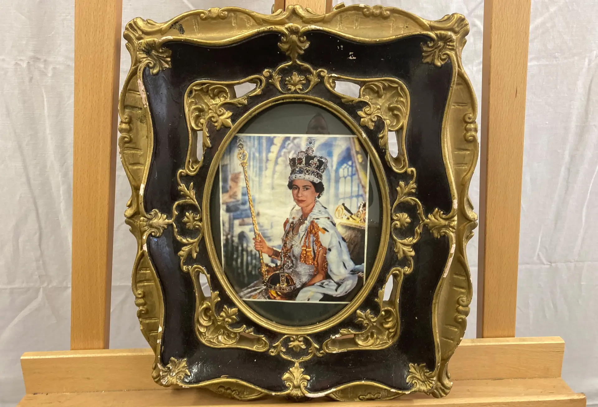 Foto der englischen Queen in einem Goldrahmen