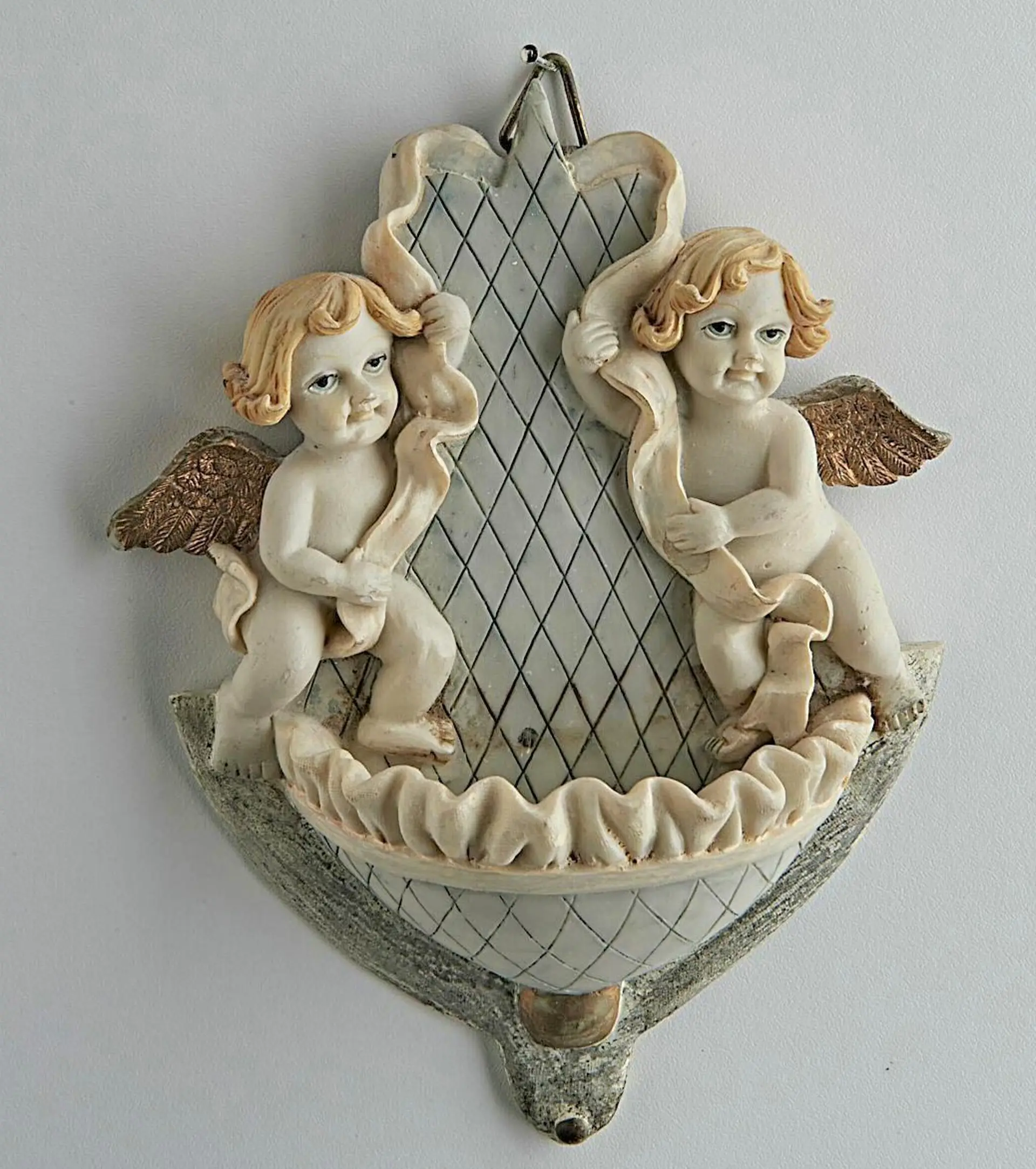 Foto: Wandkonsole mit zwei Engel- bzw. Puttenfiguren.