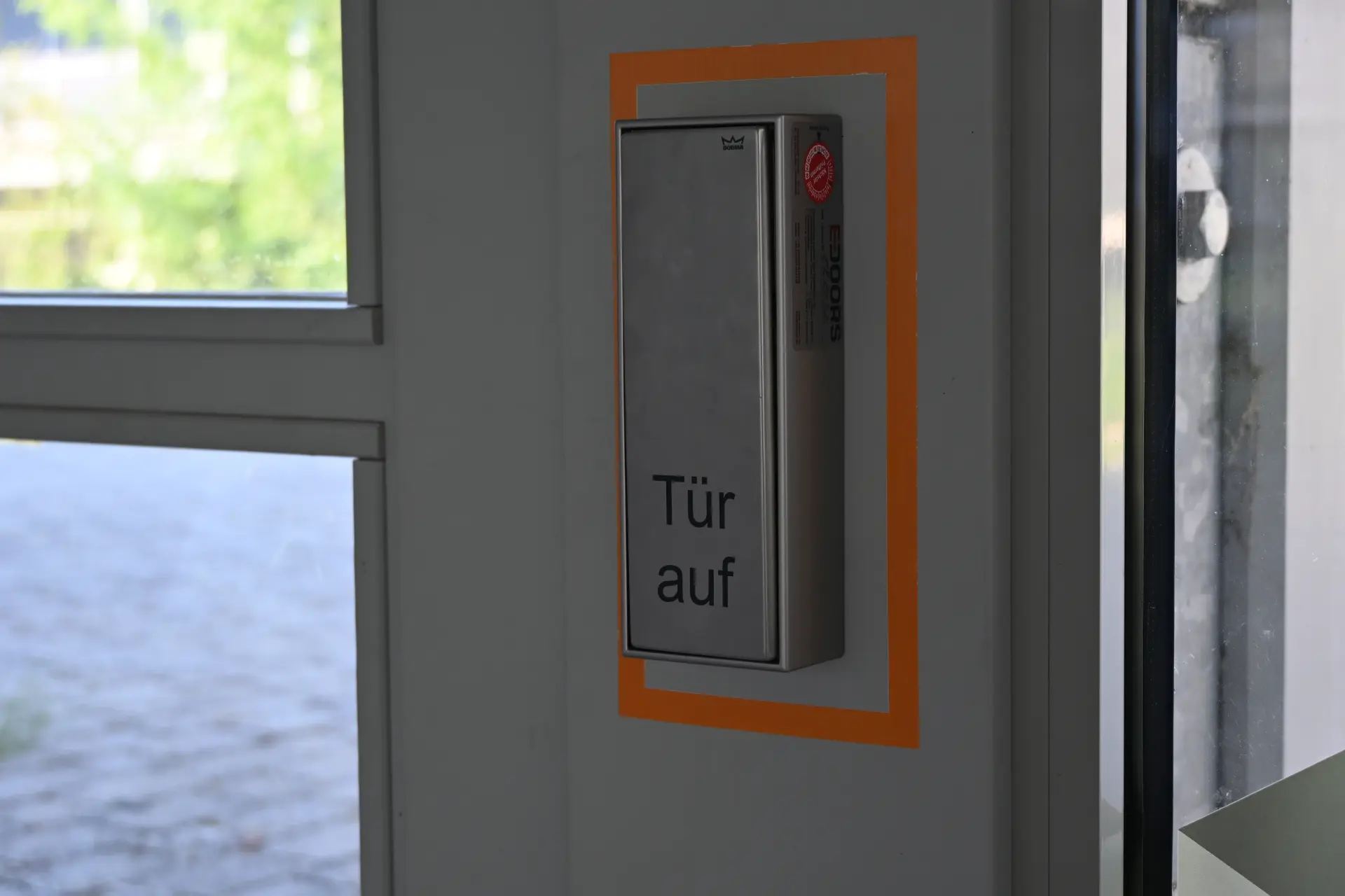 Türöffner neben der Tür im Kassengebäude