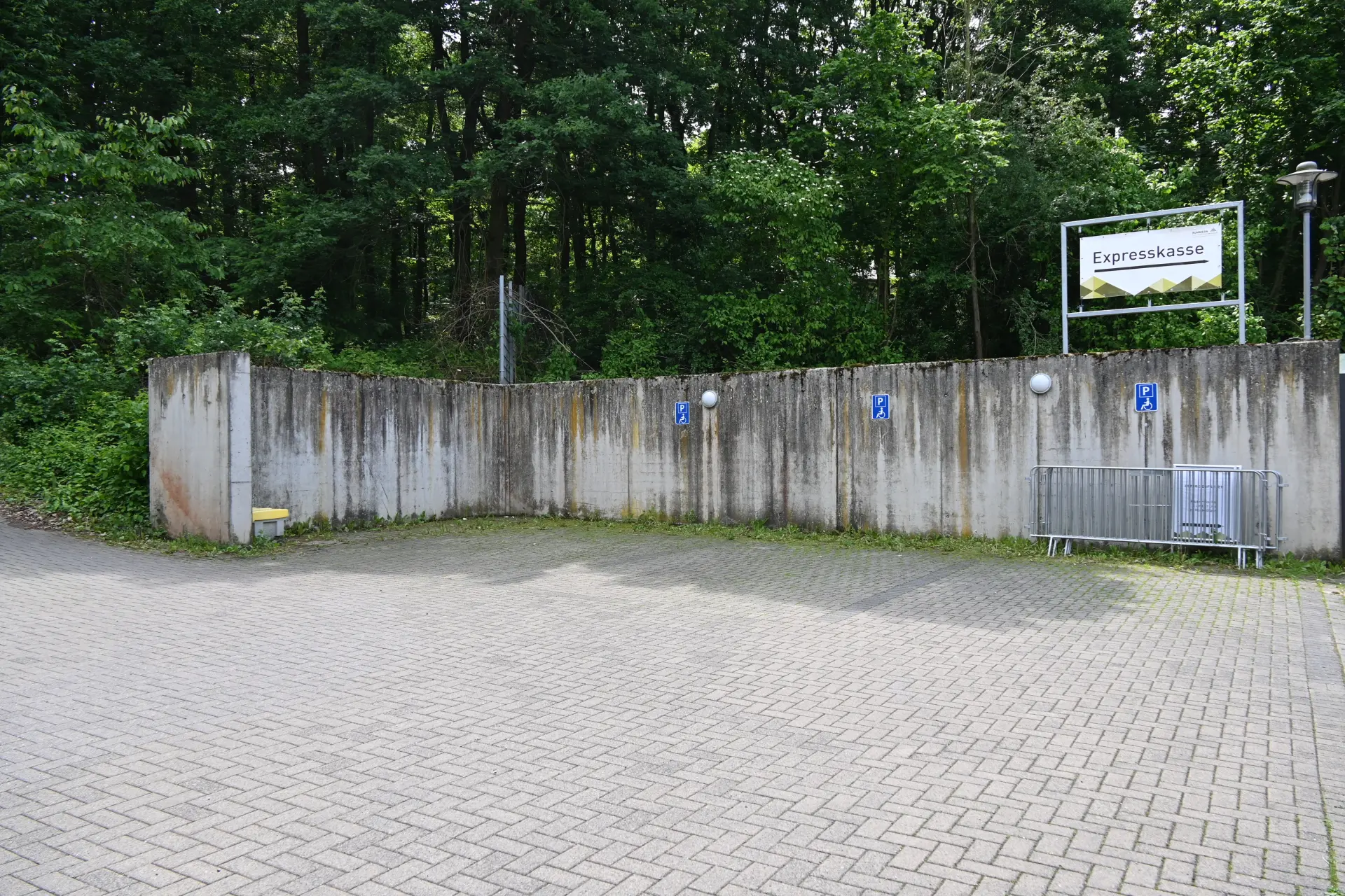 Blick auf den Behindertenparkplatz am Kassengebäude des Museums