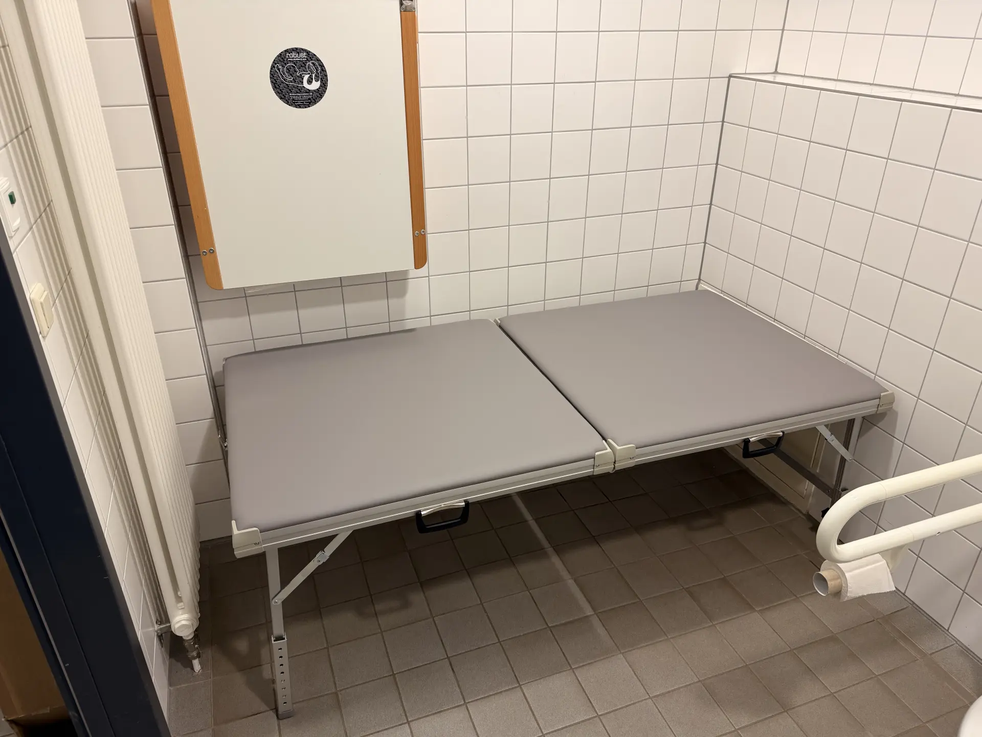 Pflegeliege im Kassengebäude