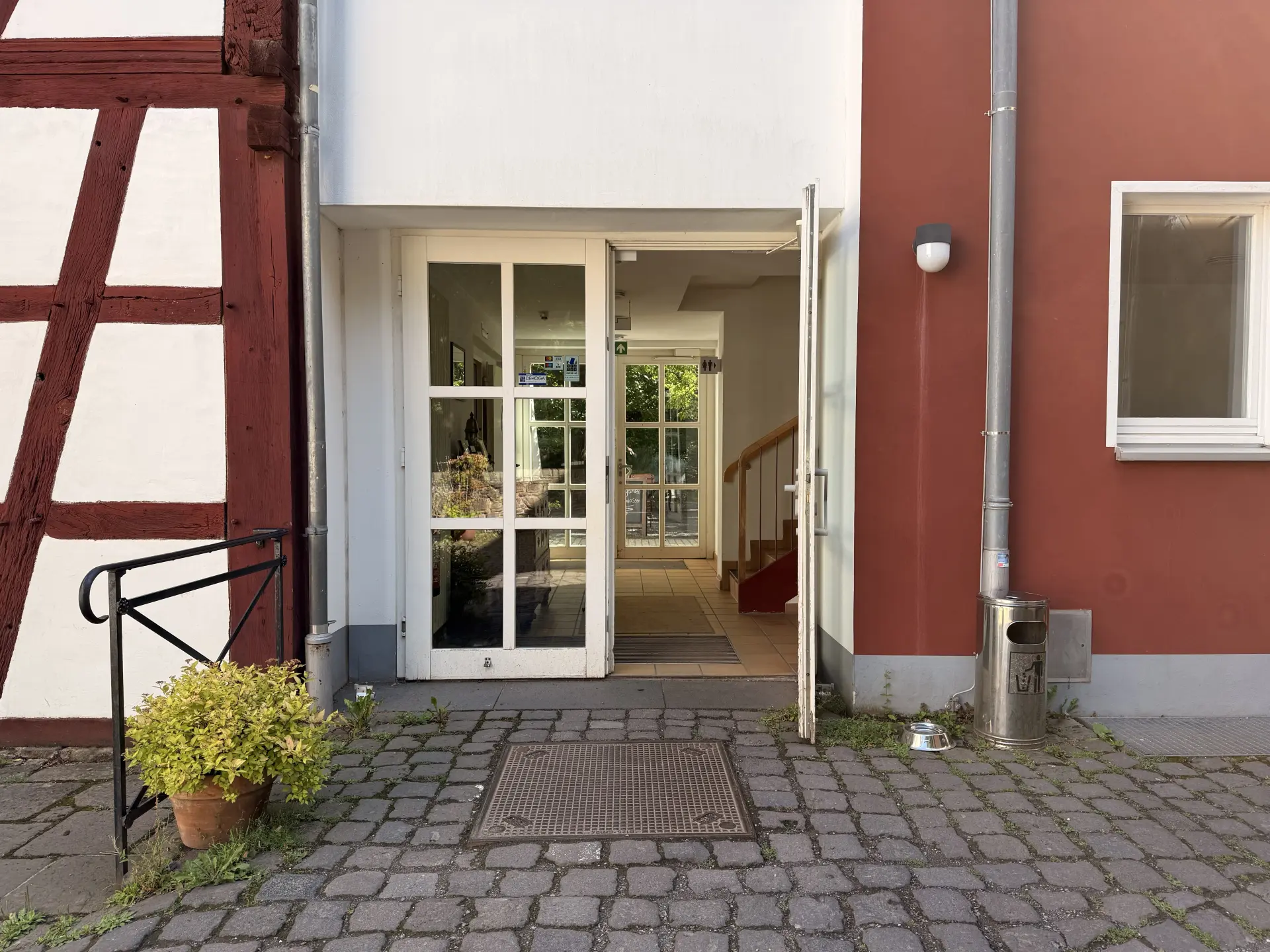 Der barrierefreie Eingang zur Gastwirtschaft zur Post