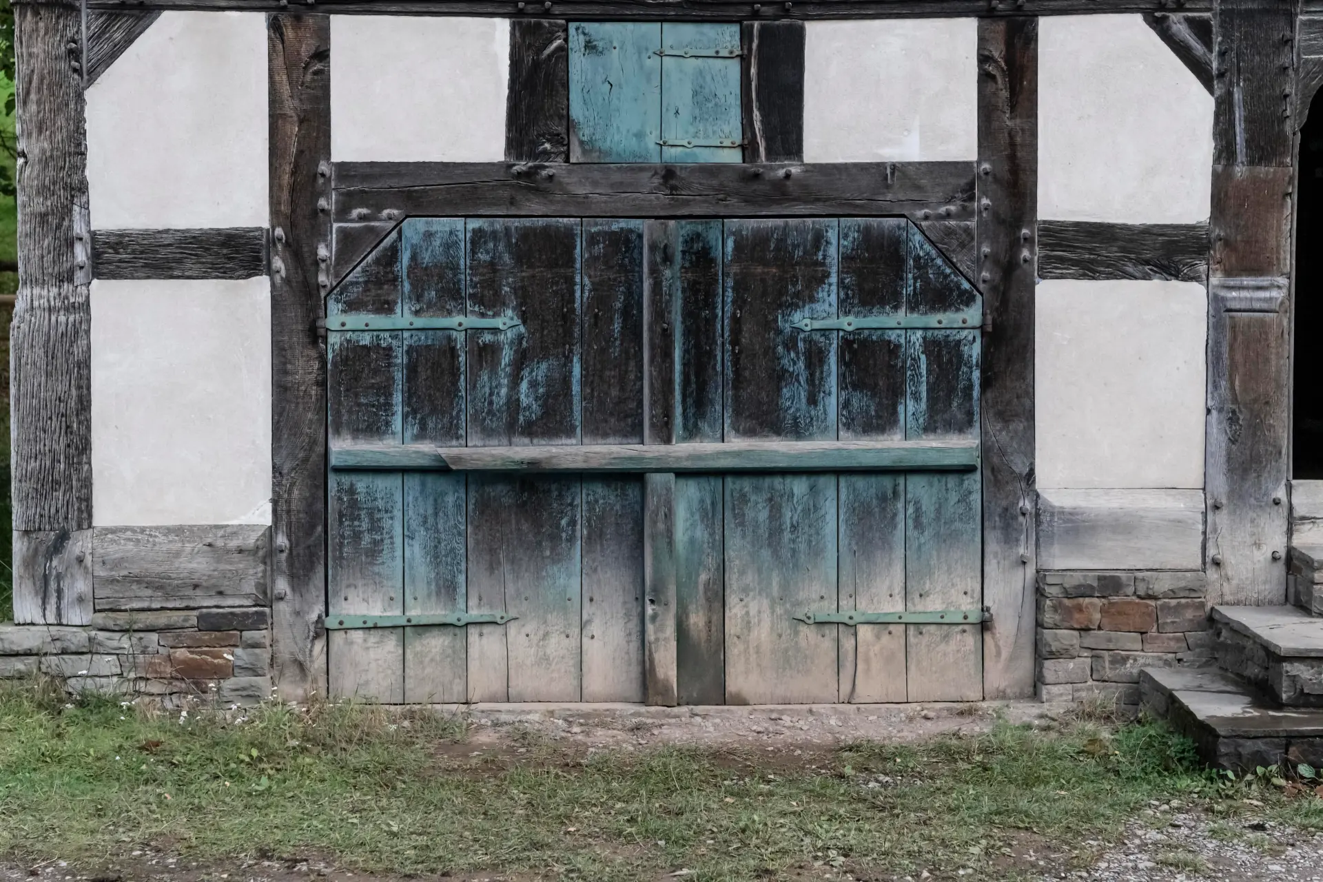Hölzernes Scheunentor des Hauses aus Eulenbruch.