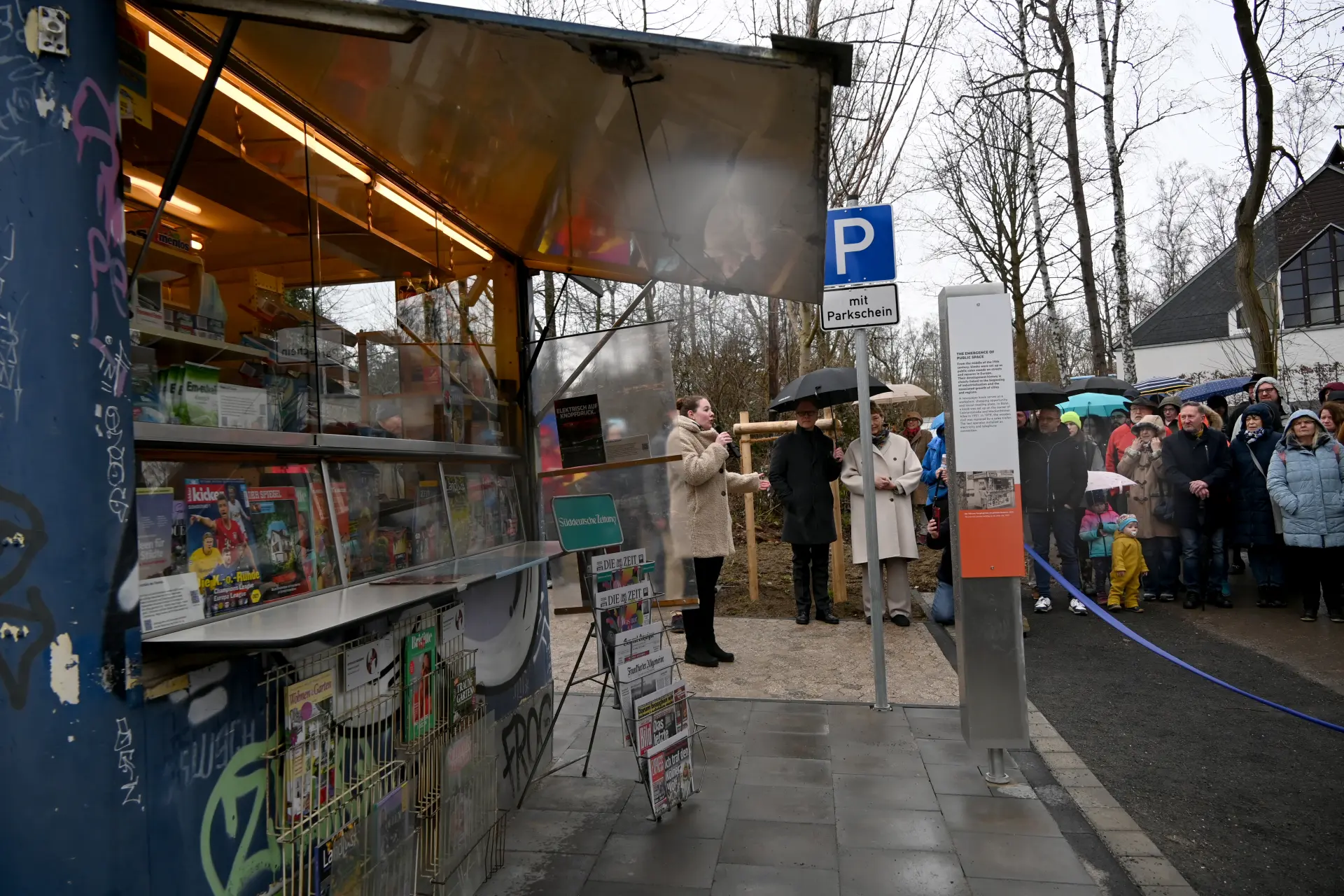 Das Bild zeigt einen offenen Zeitungskiosk mit Auslage. Darin zu sehen sind Zeitungen und Magazine.