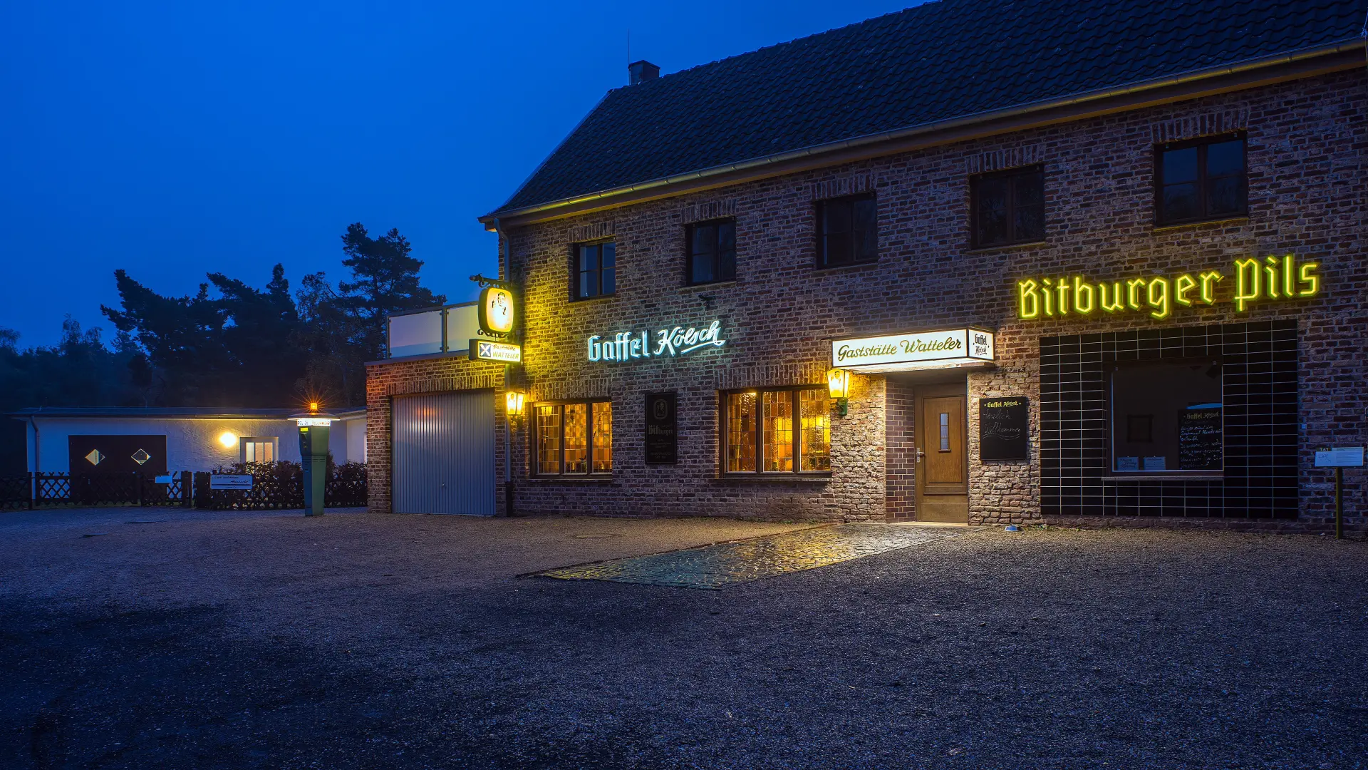 Gelbes Fachwerkhaus in einem Garten