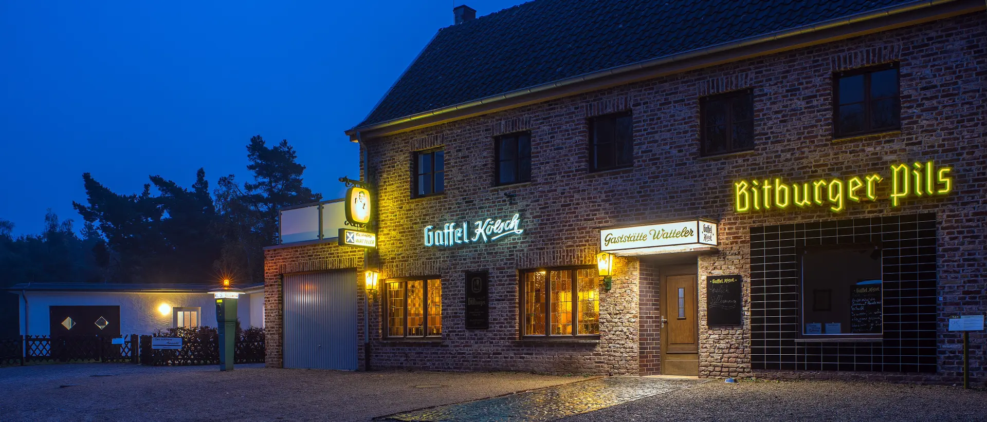 Gelbes Fachwerkhaus in einem Garten