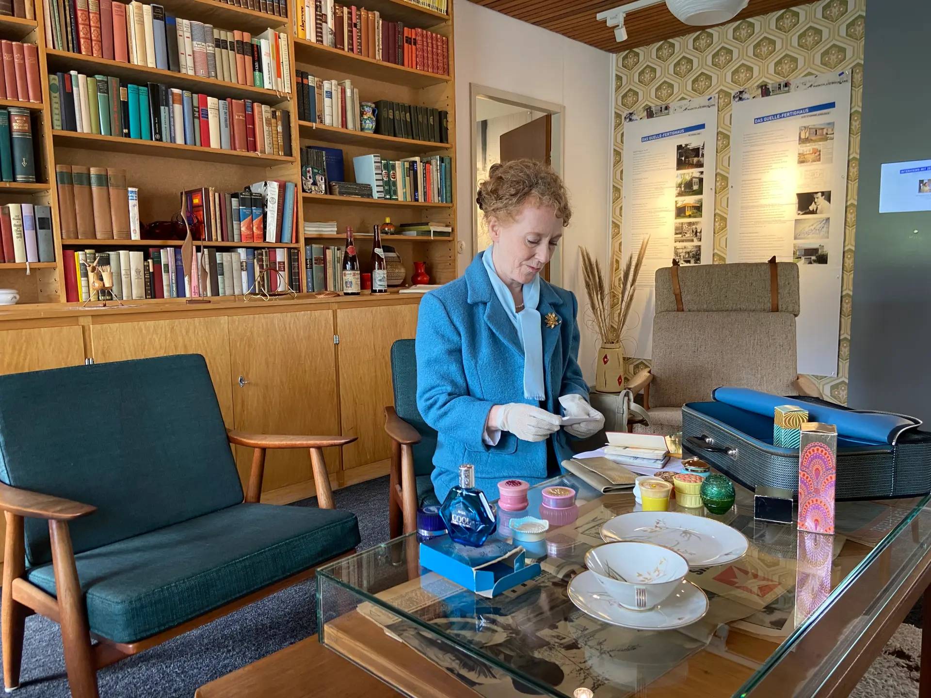 Eine Frau in blauem Anzug in einem Wohnzimmer.