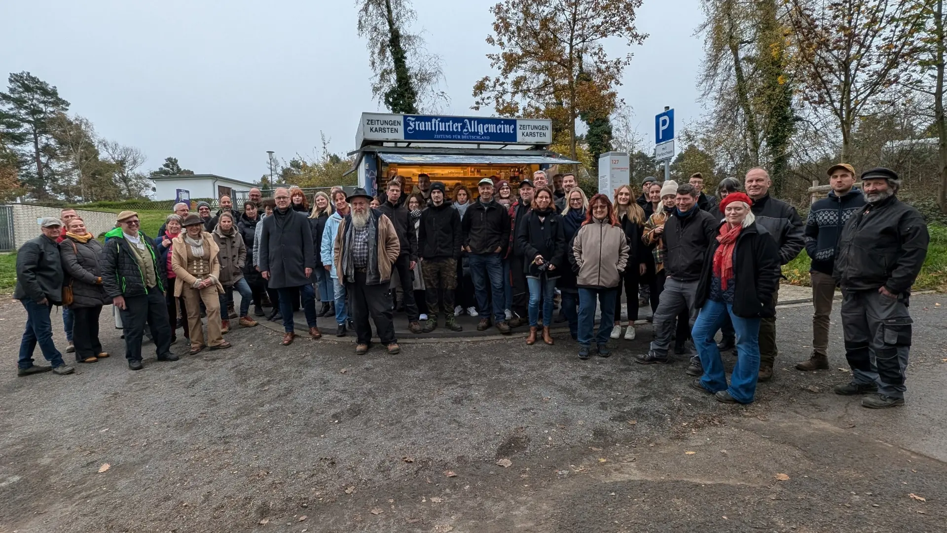 Das Museumsteam vor dem Zeitungskiosk aus Bonn auf dem Marktplatz Rheinland.