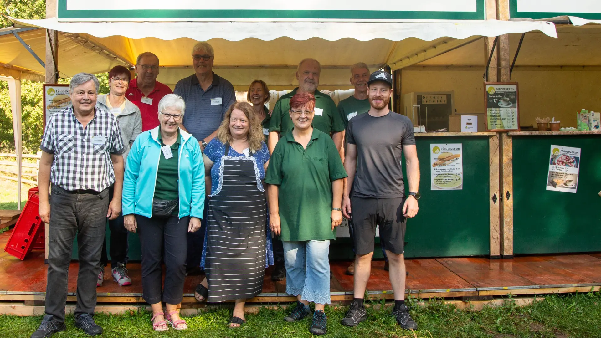 Gruppenfoto der Ehrenamtler*innen des Fördervereins bei einer Veranstaltung