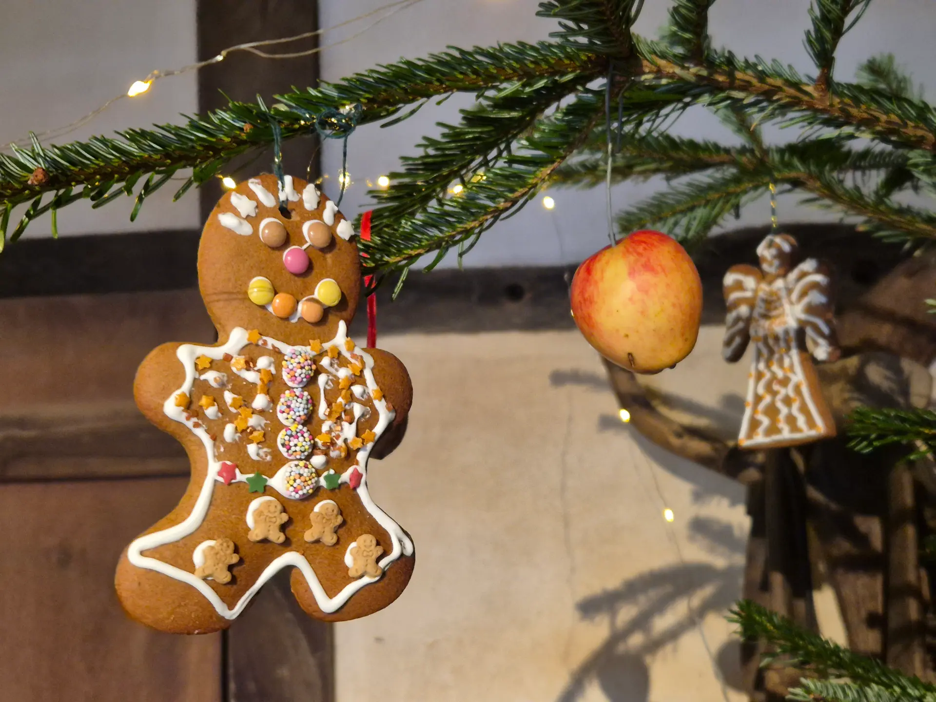 Lebkuchenfiguren am Weihnachtsbaum.